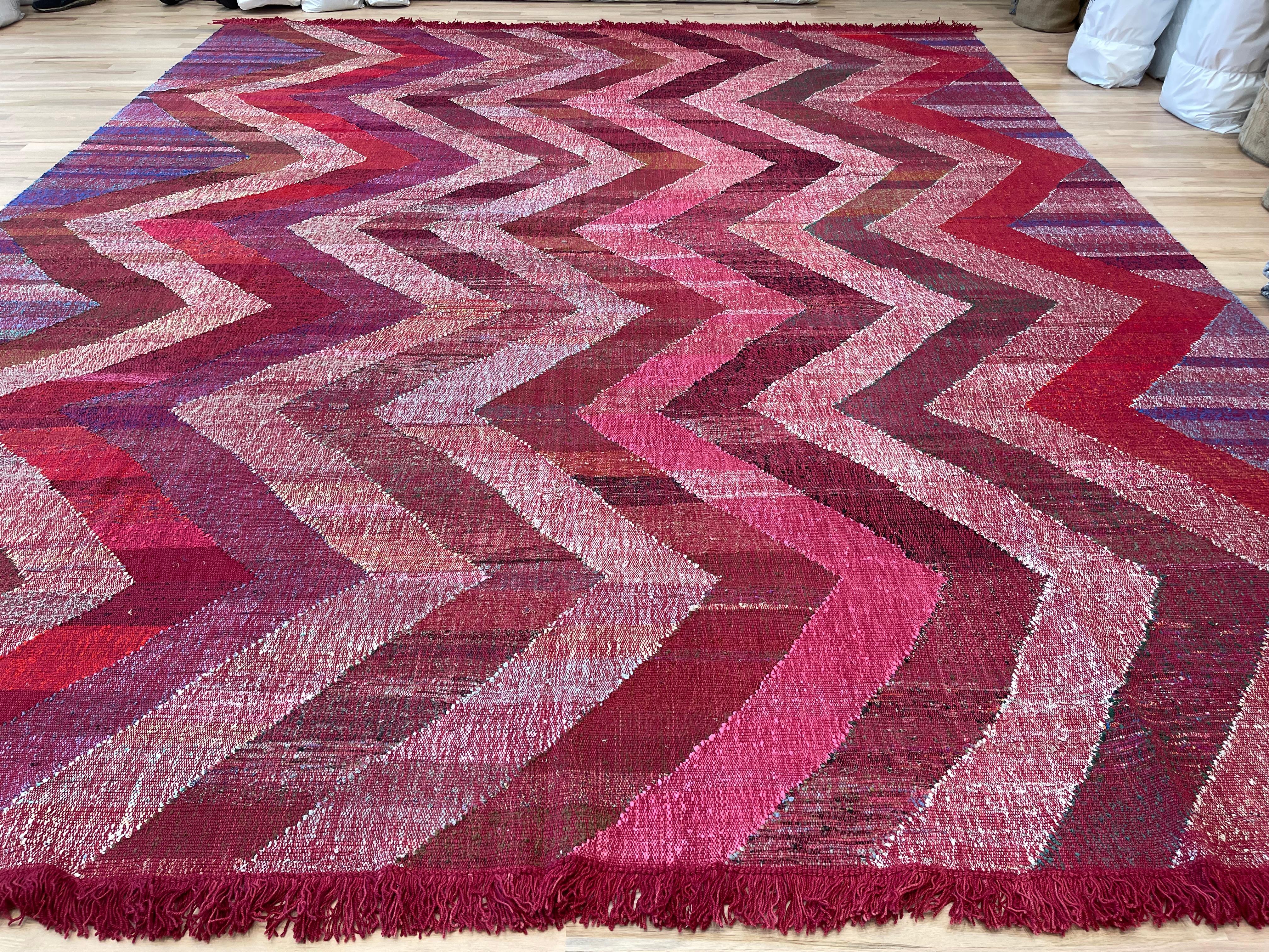Dieser türkische Teppich zeigt ein farbenfrohes geometrisches Muster  so dass Sie Ihr Dekor wechseln können. Verleihen Sie jedem Raum einen Hauch von Stil und haben Sie gleichzeitig die Möglichkeit, die Dinge nach Lust und Laune zu verändern. Dieser