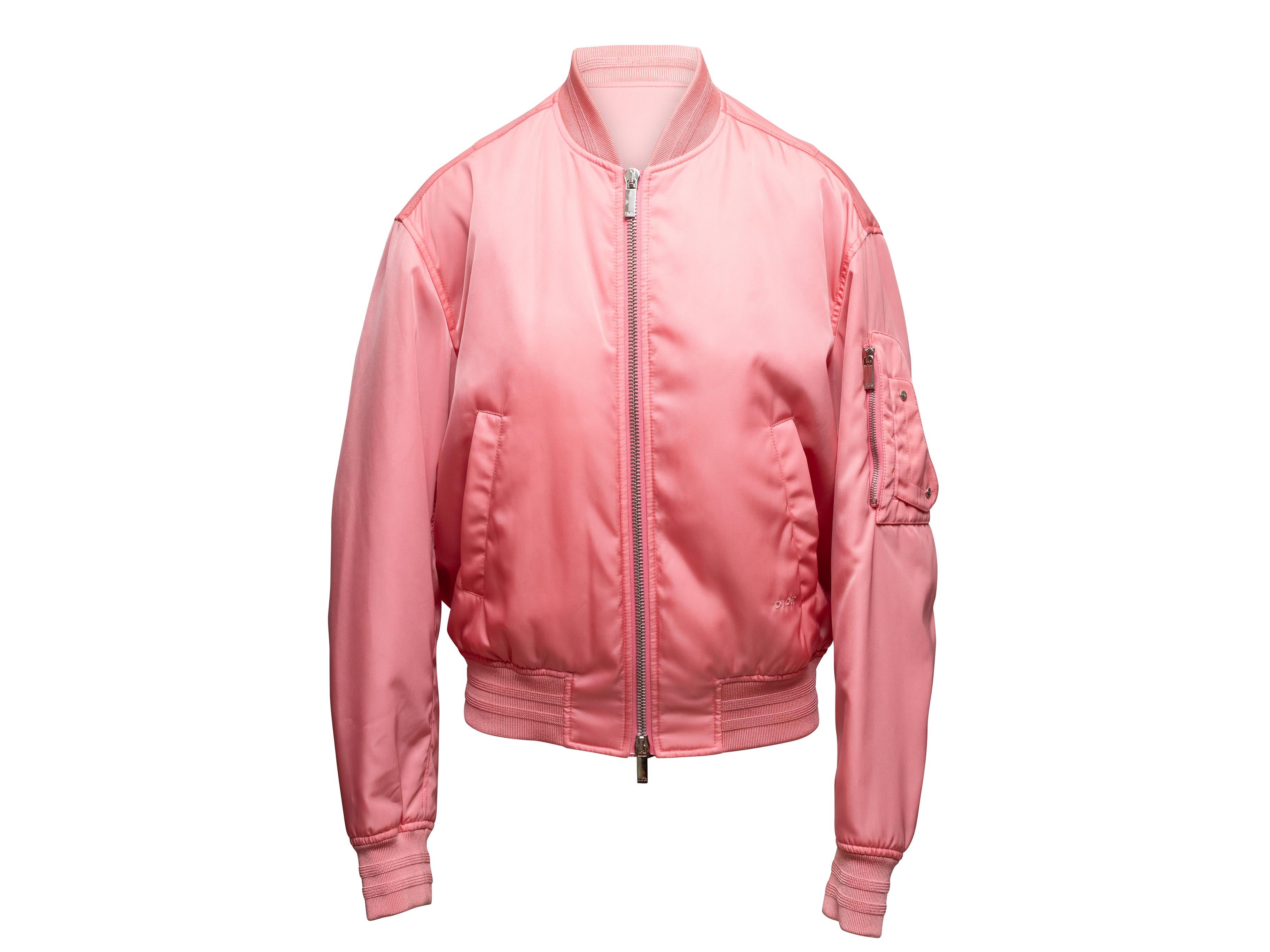 Bomber in raso rosa di Christian Dior. Bordi in maglia a coste. Doppie tasche sui fianchi. Tasca con zip sulla manica. Chiusura con zip al centro davanti. Busto 48