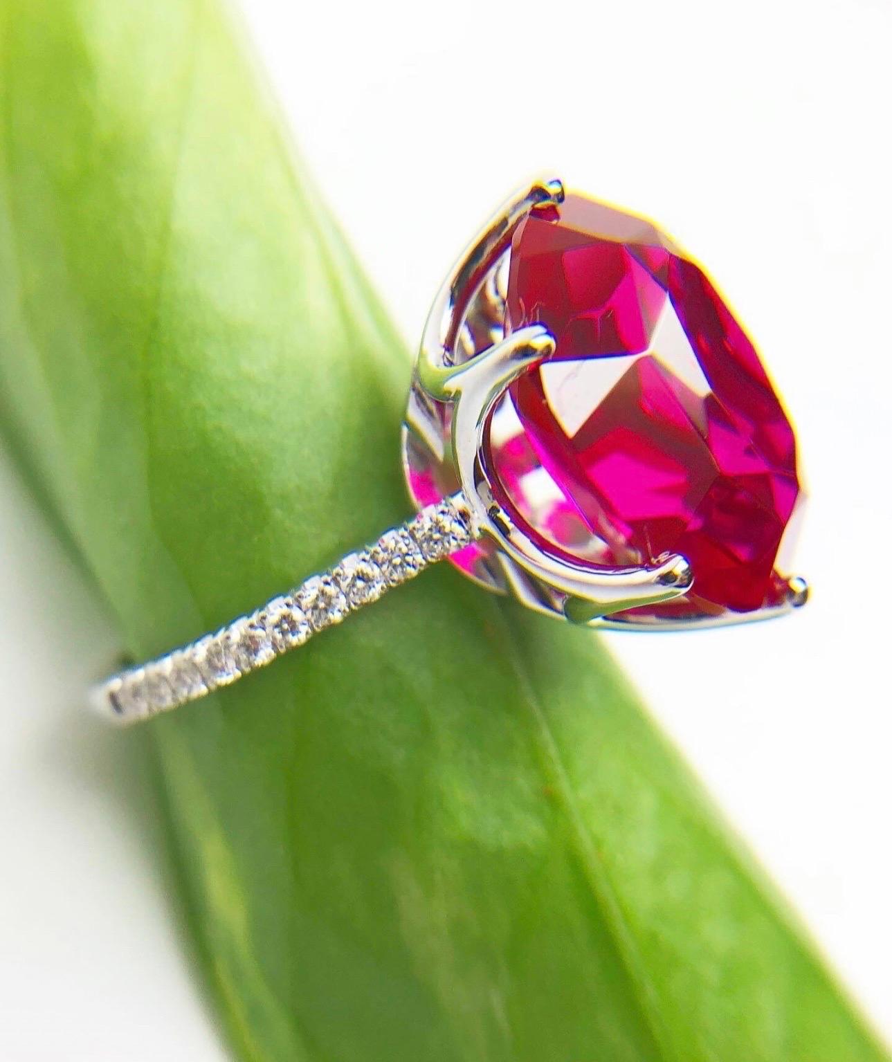 Bague en or 18KT avec rubis synthétique rose et diamant naturel, les diamants sont d'origine canadienne et de belle qualité, le rubis synthétique est de couleur rose vibrante, le métal est de l'or 18KT en taille 6, peut être re-serti.

Le certificat