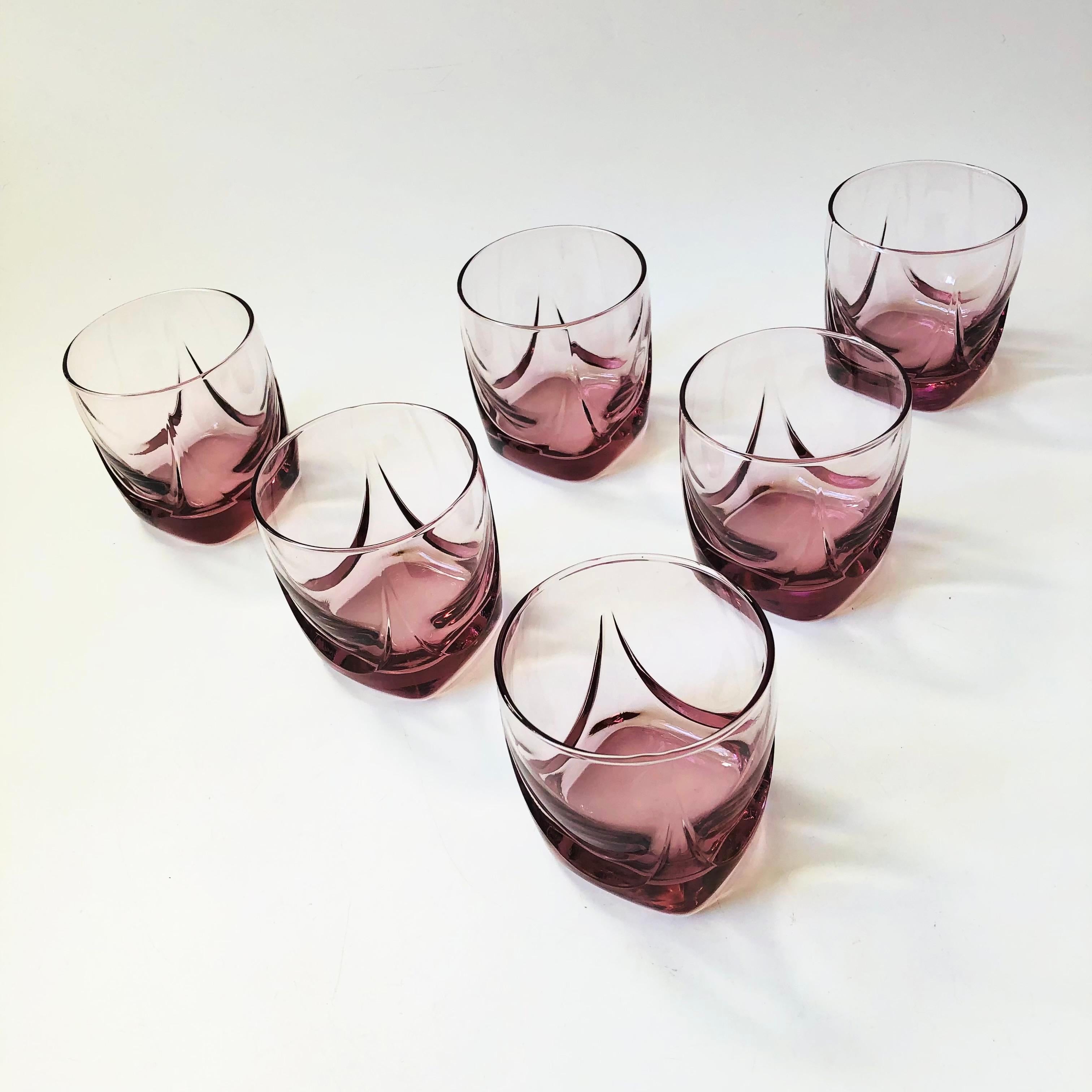 Un ensemble de 6 gobelets à cocktail lowball vintage. Belle couleur rose-pourpre pâle avec un détail unique à la base où le verre s'épaissit. Parfait pour les cocktails ou les verres à eau.

