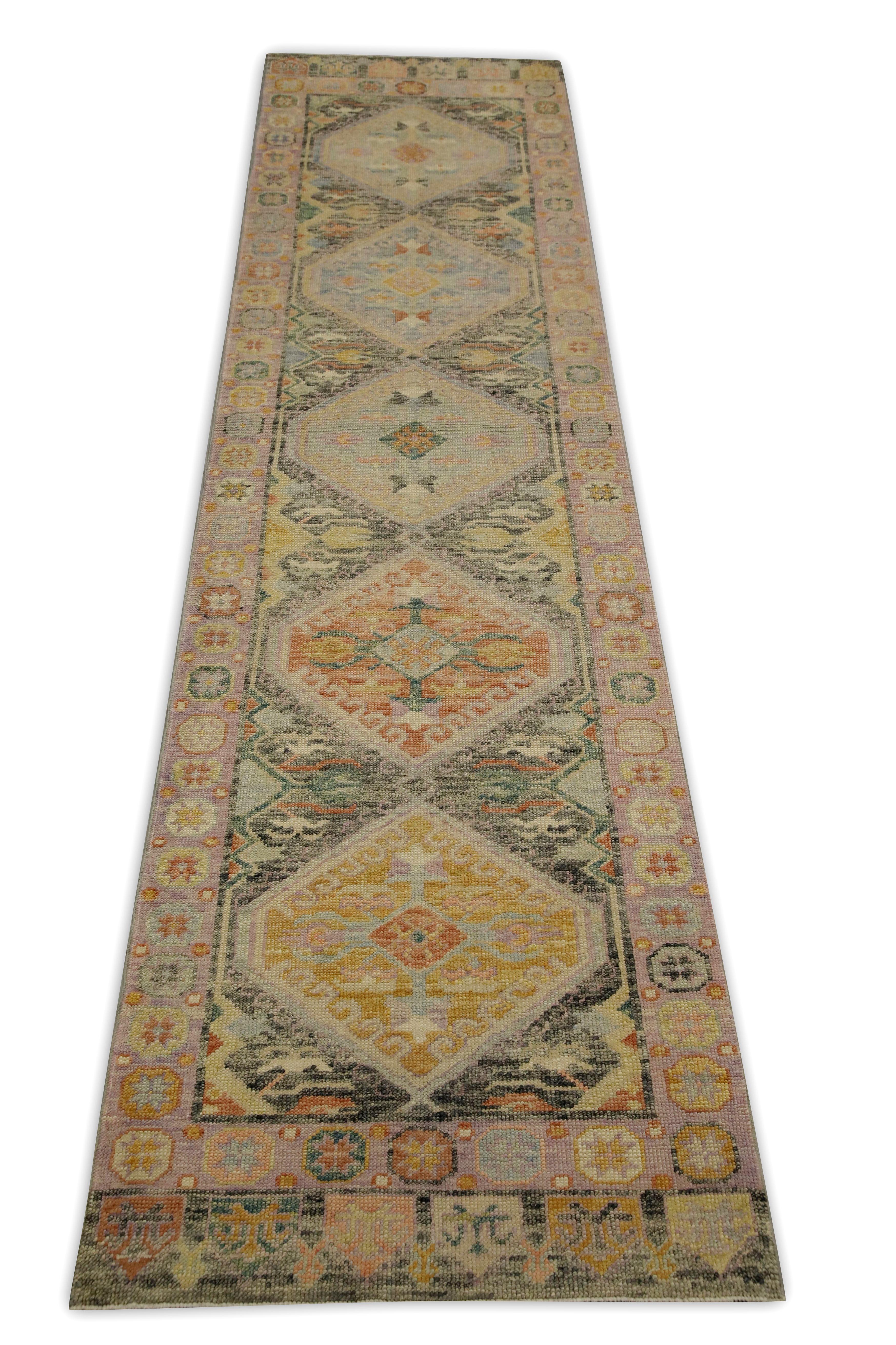 Türkischer Oushak-Läufer aus handgewebter Wolle in Rosa mit geometrischem Design, 3' x 12'3