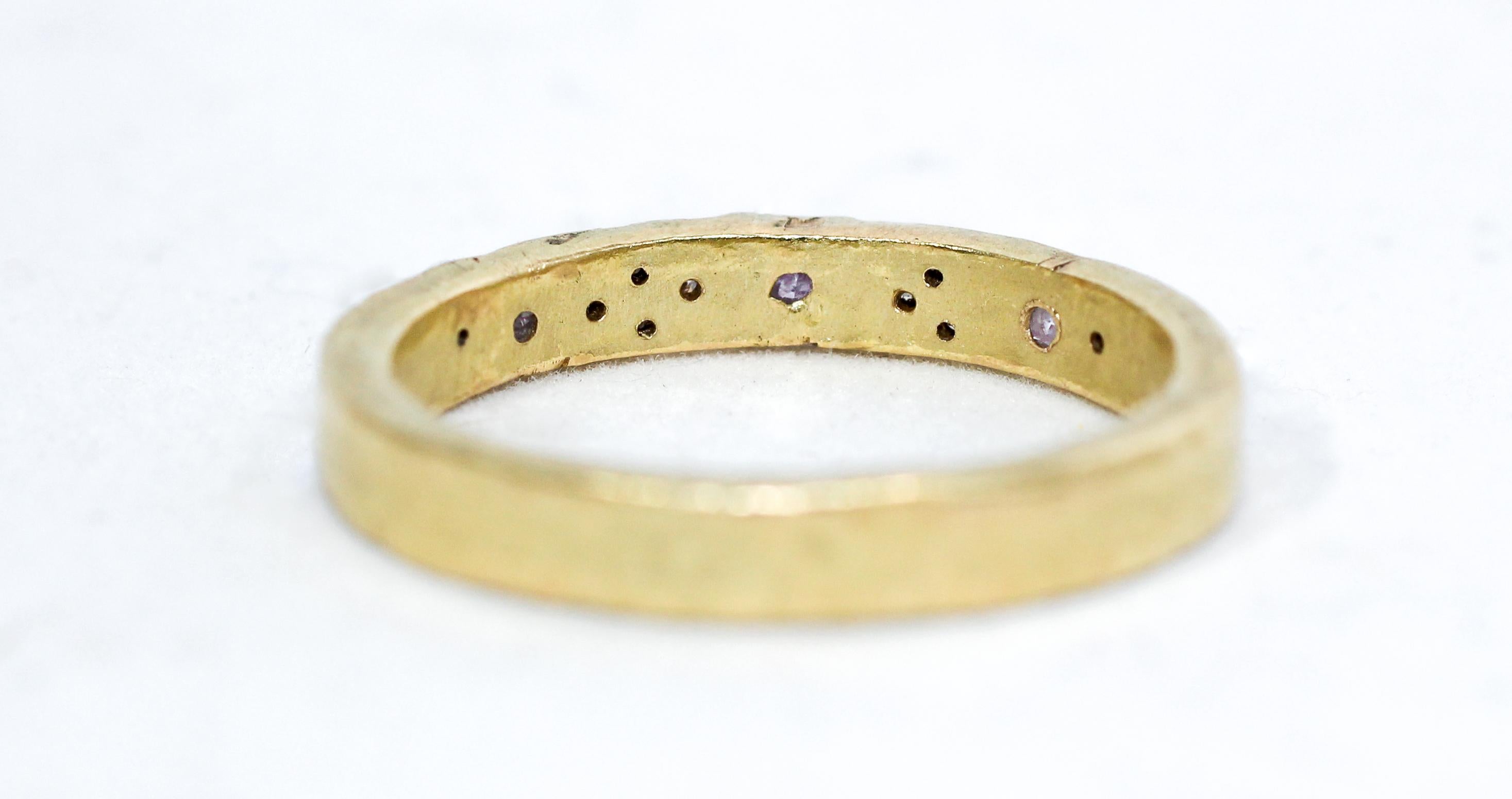 Alternativer Verlobungsring aus 18 Karat Gold mit rosafarbenen Diamanten, handgefertigt (Zeitgenössisch) im Angebot