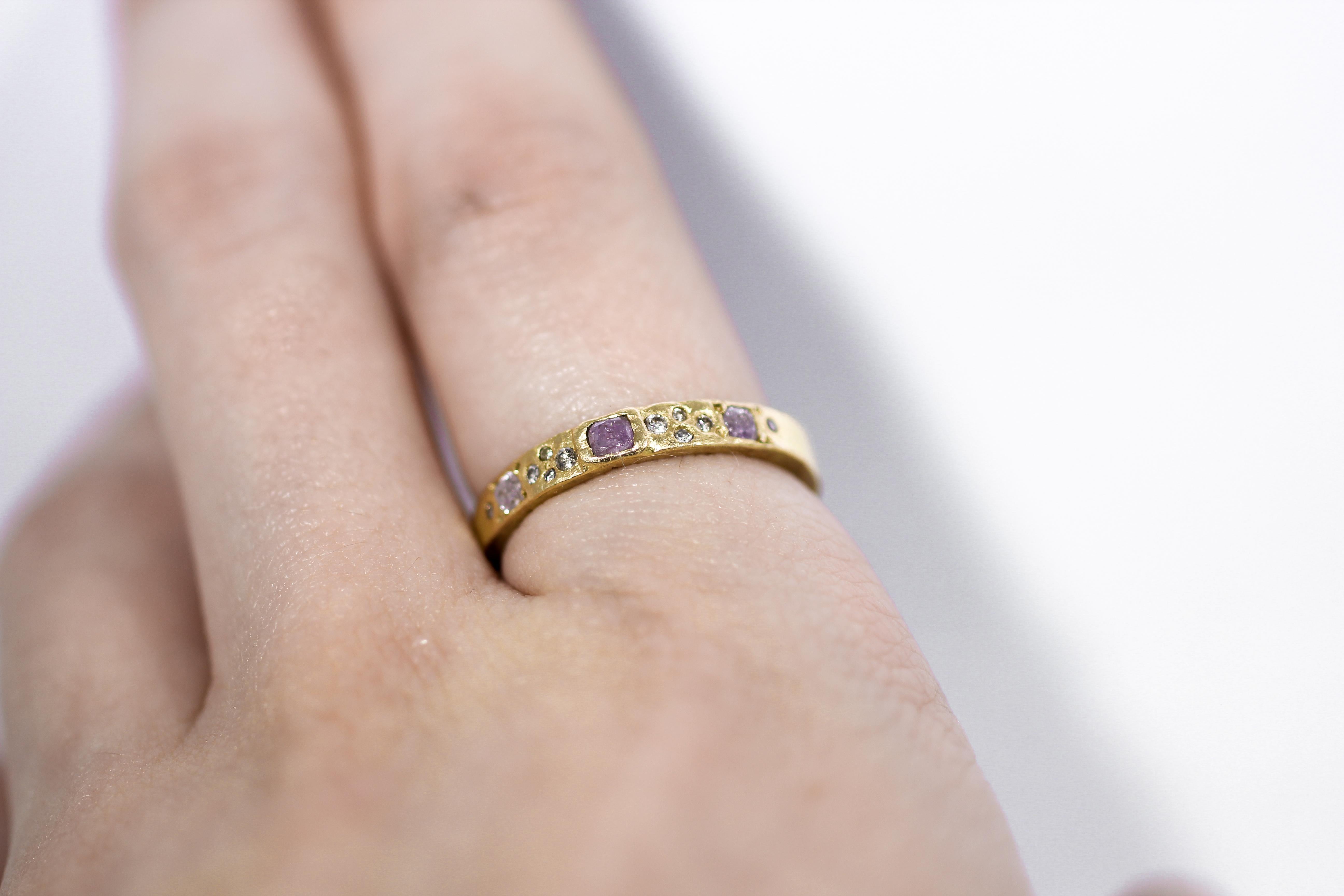 Alternativer Verlobungsring aus 18 Karat Gold mit rosafarbenen Diamanten, handgefertigt im Angebot 2