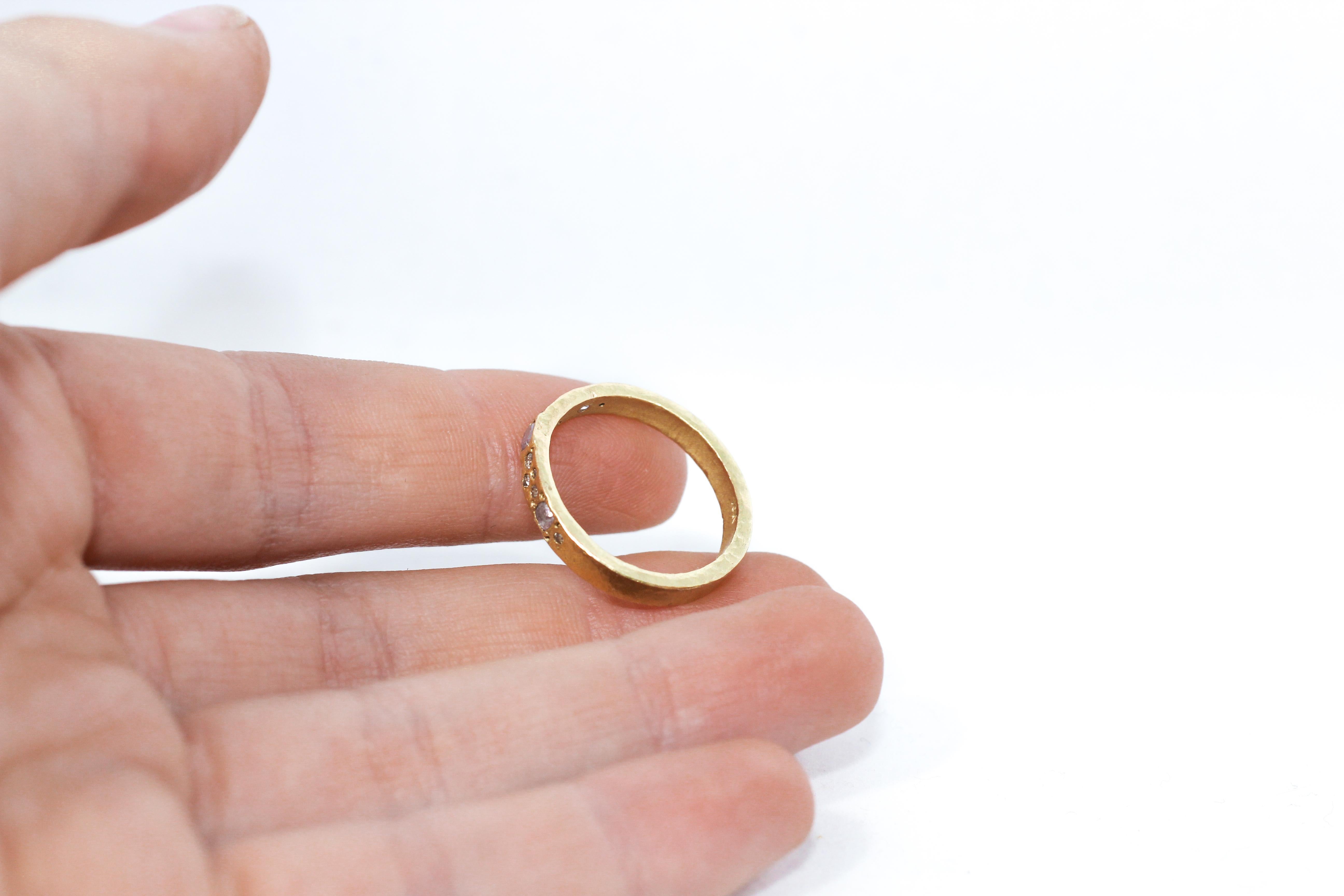 Handgefertigter Platinring mit rosafarbenen Diamanten im Angebot 1