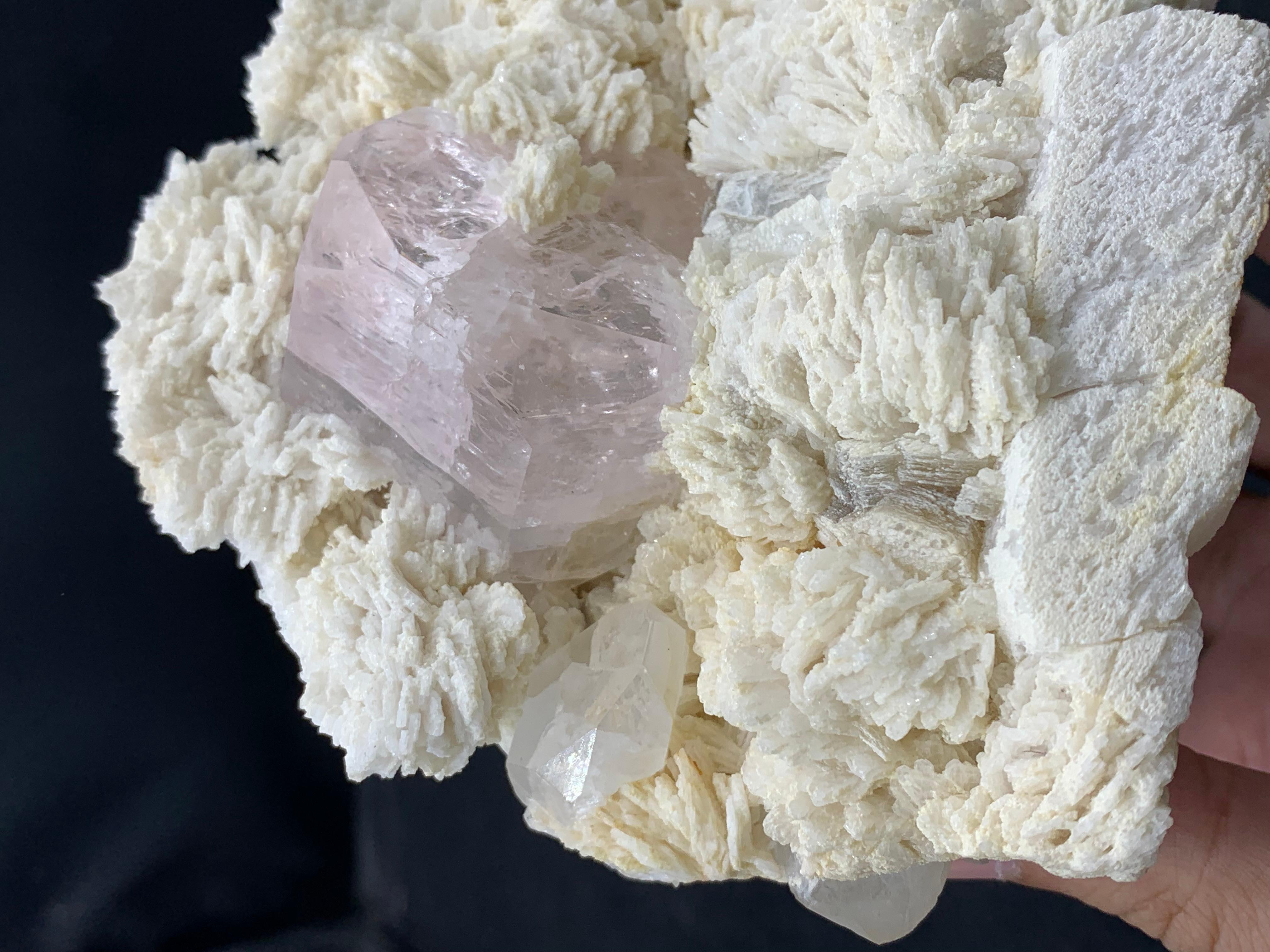 Crystal Morganite de couleur rose sur Cleavelandite du Pakistan en vente 5