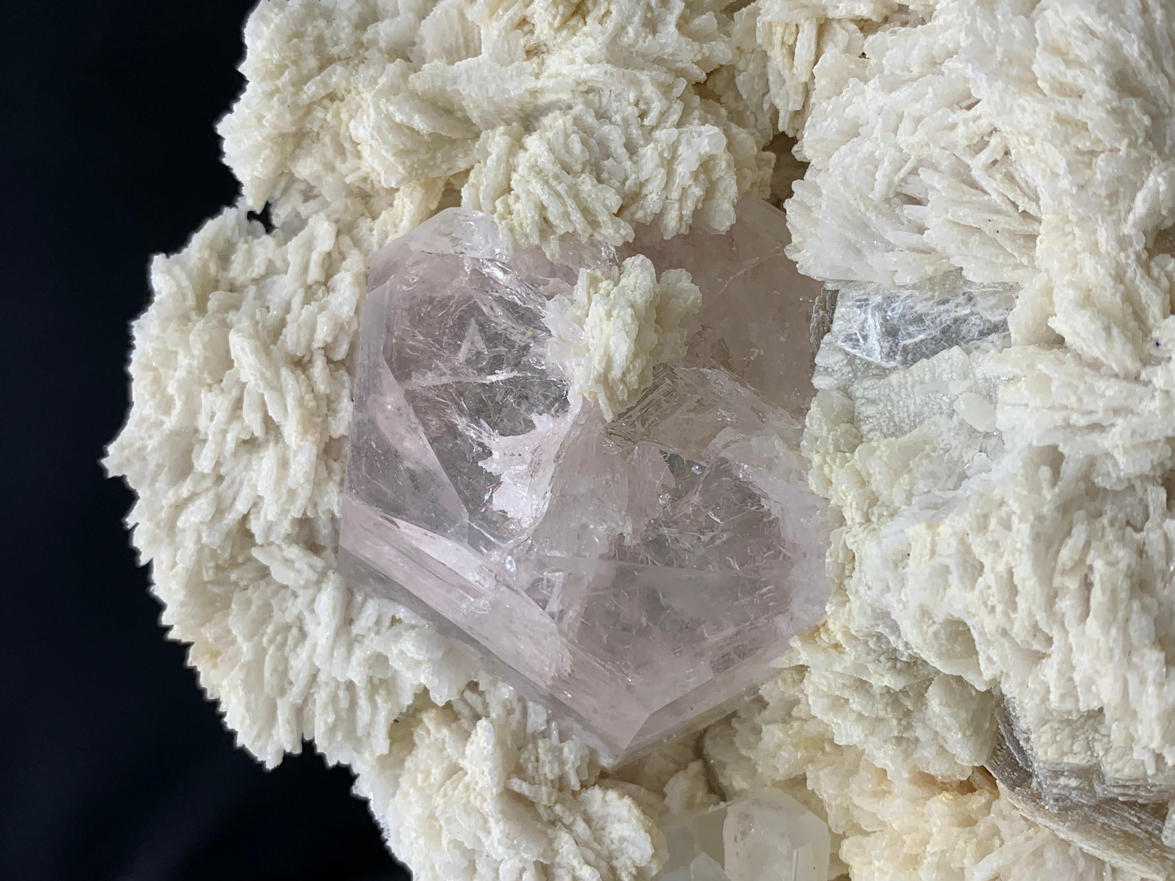 Crystal Morganite de couleur rose sur Cleavelandite du Pakistan en vente 6