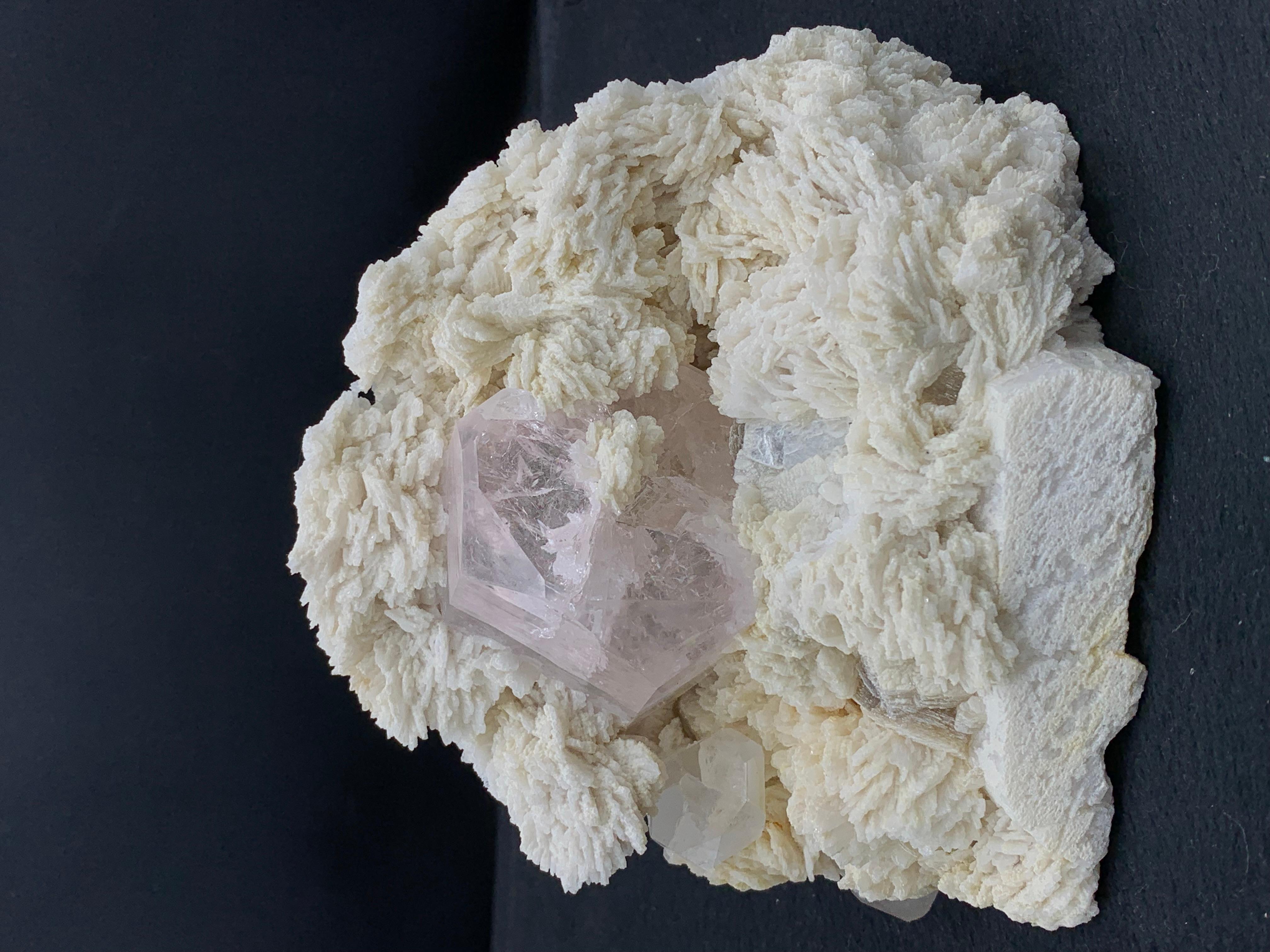Pakistanais Crystal Morganite de couleur rose sur Cleavelandite du Pakistan en vente