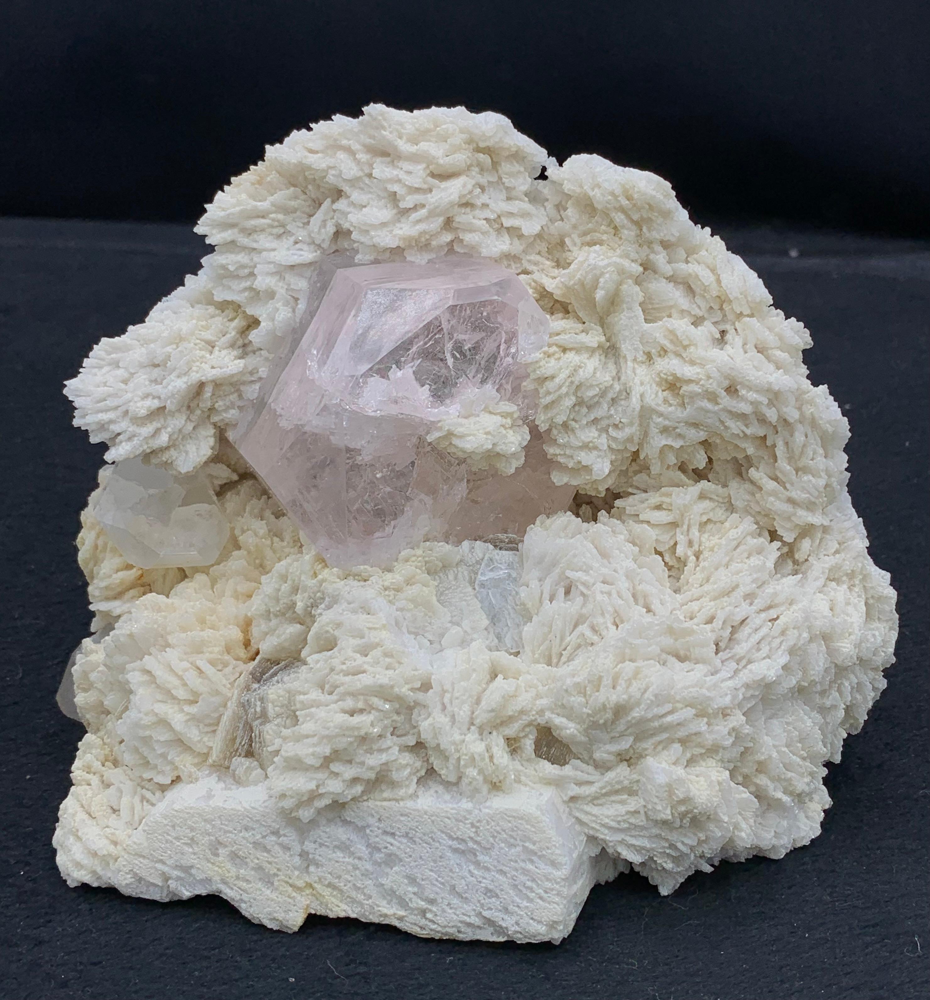 Autre Crystal Morganite de couleur rose sur Cleavelandite du Pakistan en vente