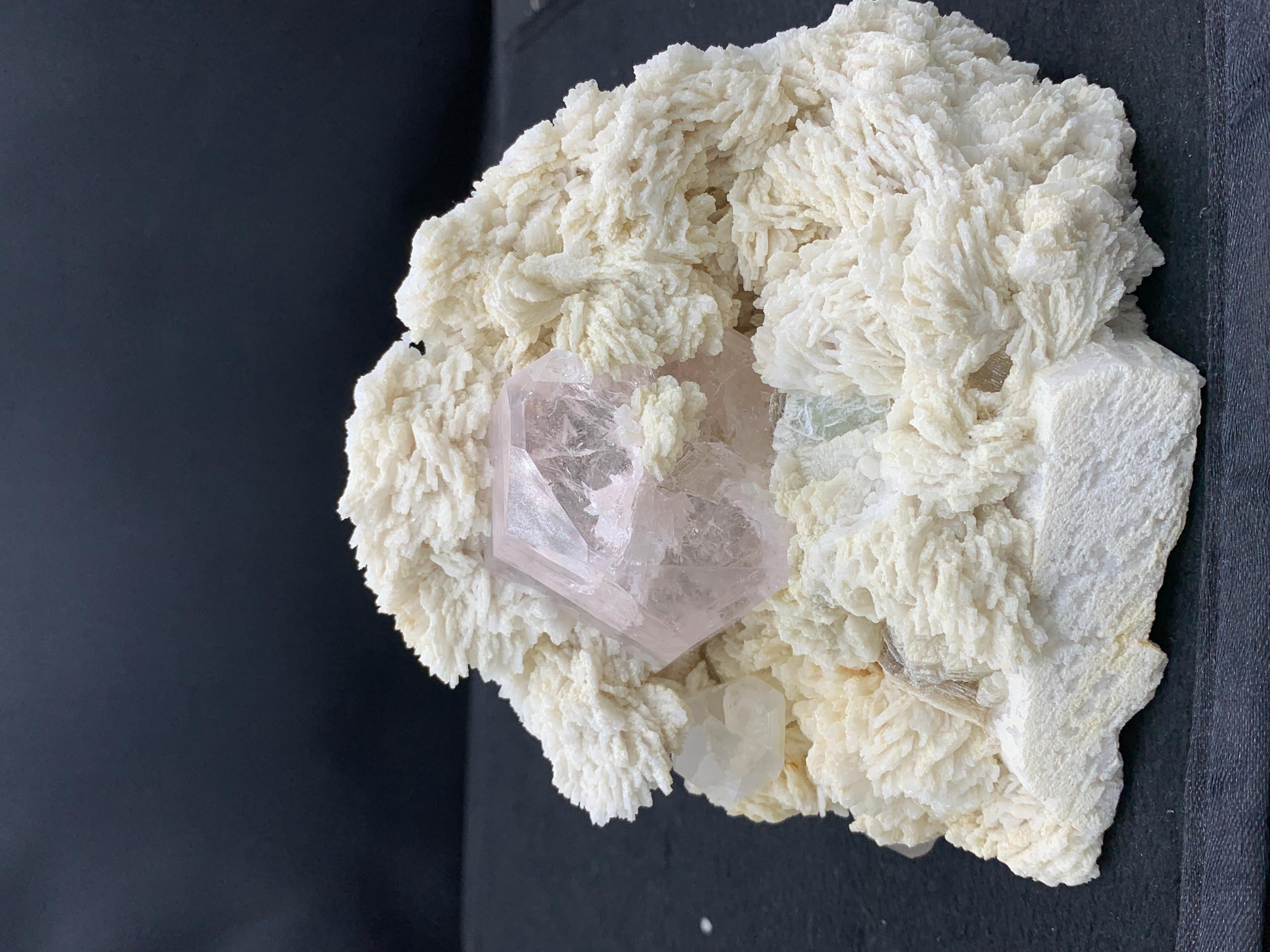 XXIe siècle et contemporain Crystal Morganite de couleur rose sur Cleavelandite du Pakistan en vente