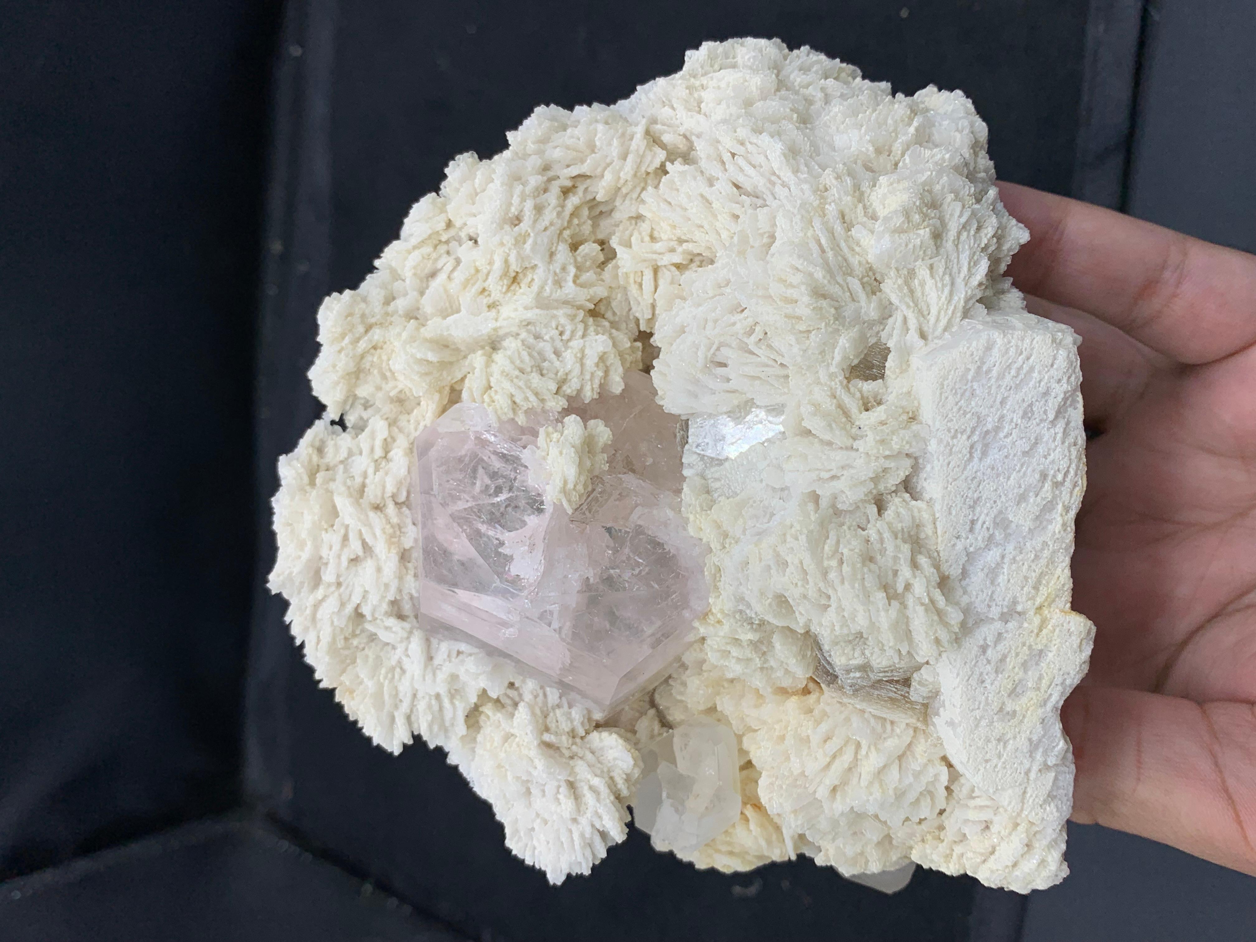Cristal de roche Crystal Morganite de couleur rose sur Cleavelandite du Pakistan en vente