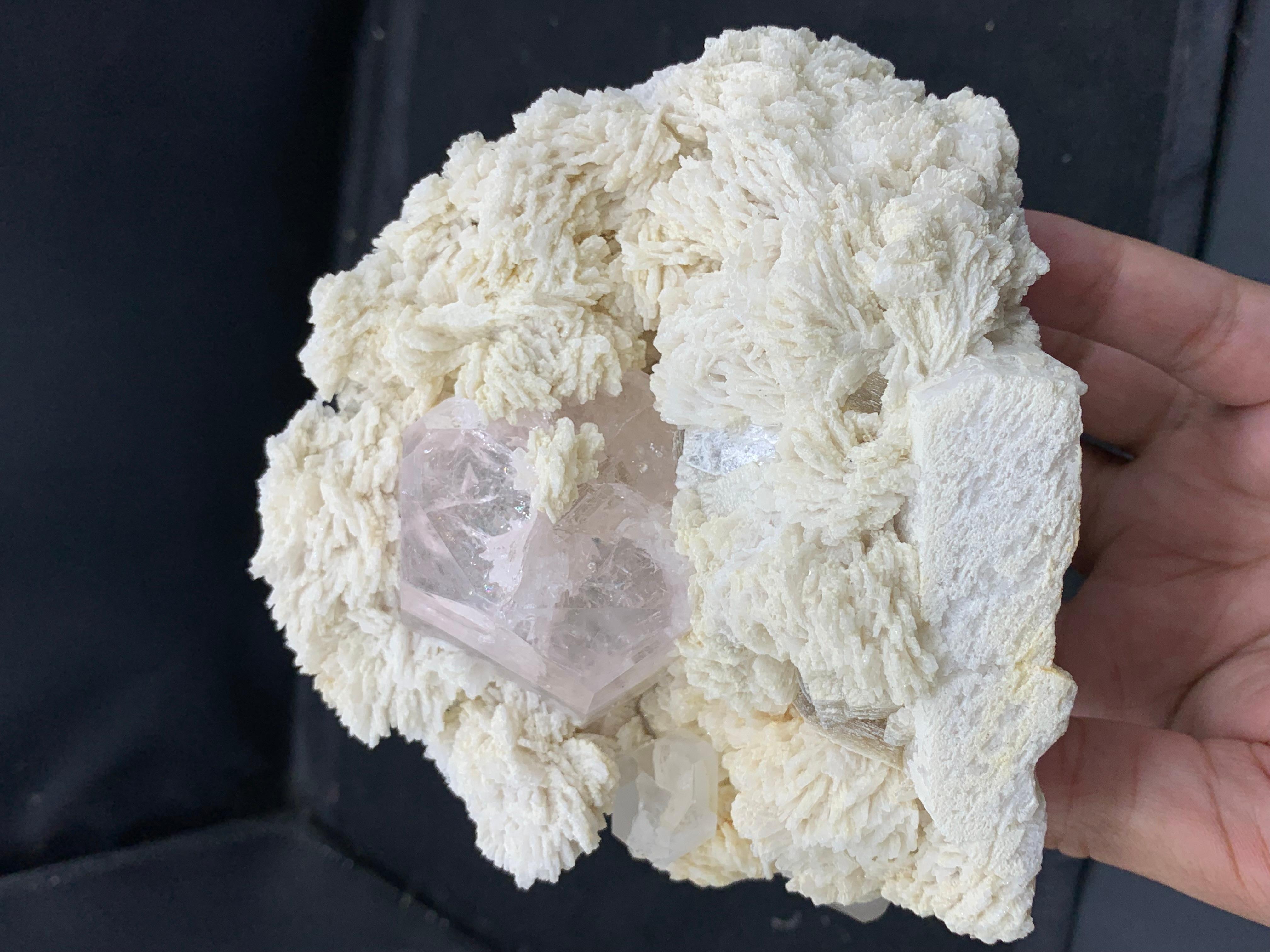 Crystal Morganite de couleur rose sur Cleavelandite du Pakistan en vente 1