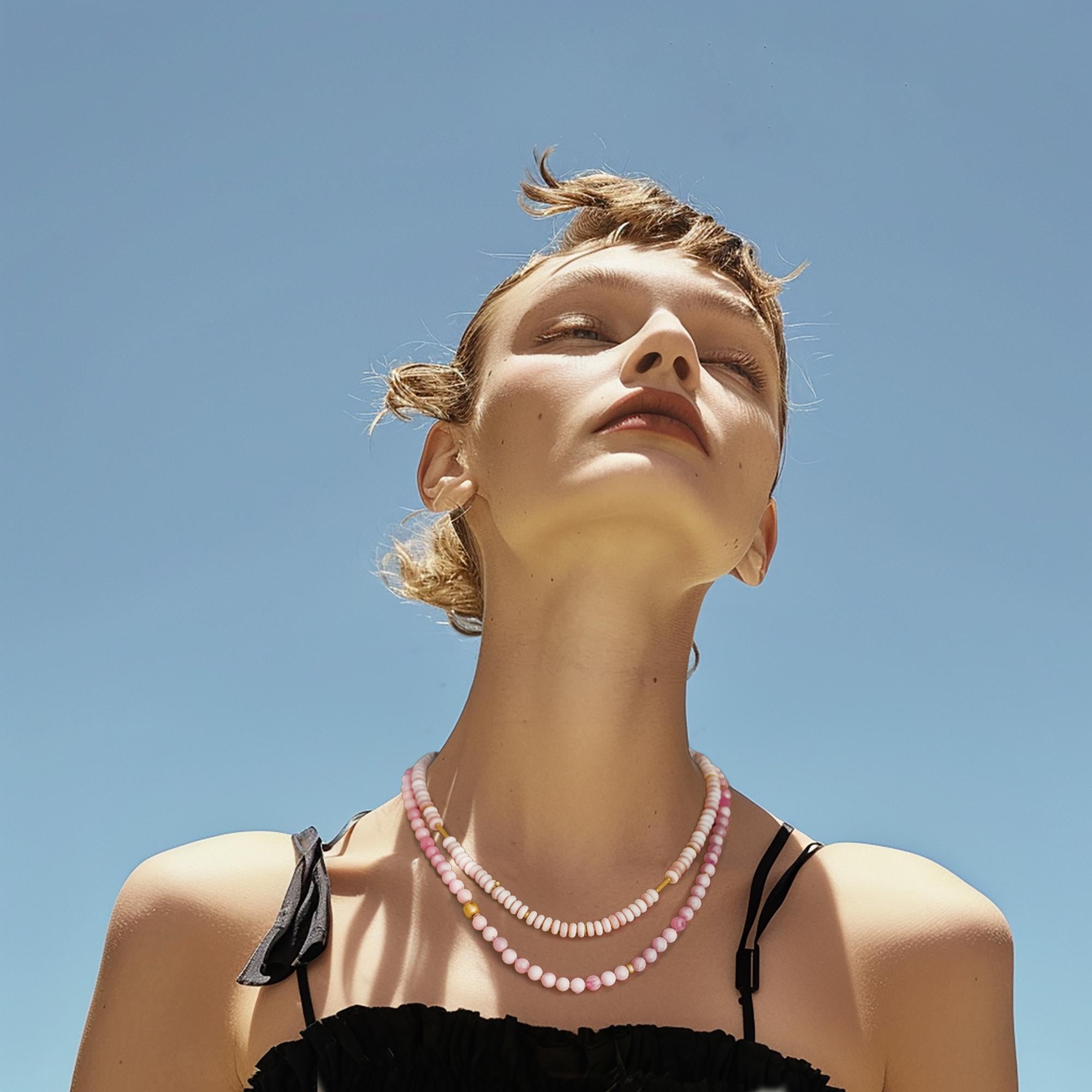 Abbellisci il tuo décolleté con questa splendida collana di perle di conchiglia rosa. Indossandolo, sentirai un profondo legame con la serena bellezza delle Bermuda. Ogni perla di conchiglia rosa lucido incarna un senso di tranquillità e di naturale