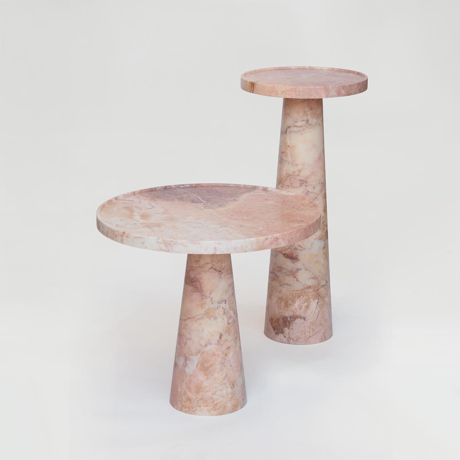 Il nostro tavolino a cono rosa è un pezzo unico, progettato per portare un'eleganza senza tempo nella tua casa. Realizzato in marmo naturale, ha una consistenza unica e sottili variazioni di colore che lo rendono davvero speciale.

Il marmo è da