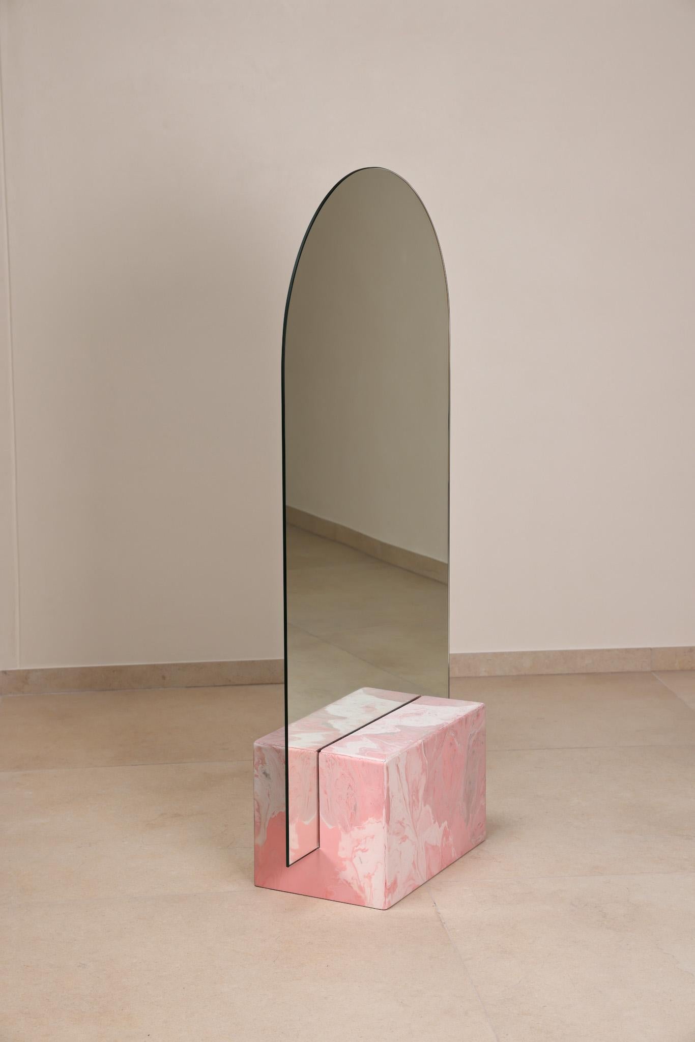 Rosa Konsolenspiegel Handgefertigt aus 100% recyceltem Kunststoff von Anqa Studios
Mit seinem steinartigen Boden und der zerbrechlich wirkenden Silhouette des Oberteils ist der ANQA Moonrise Spiegel eine moderne Verbindung von Kunst und Funktion.