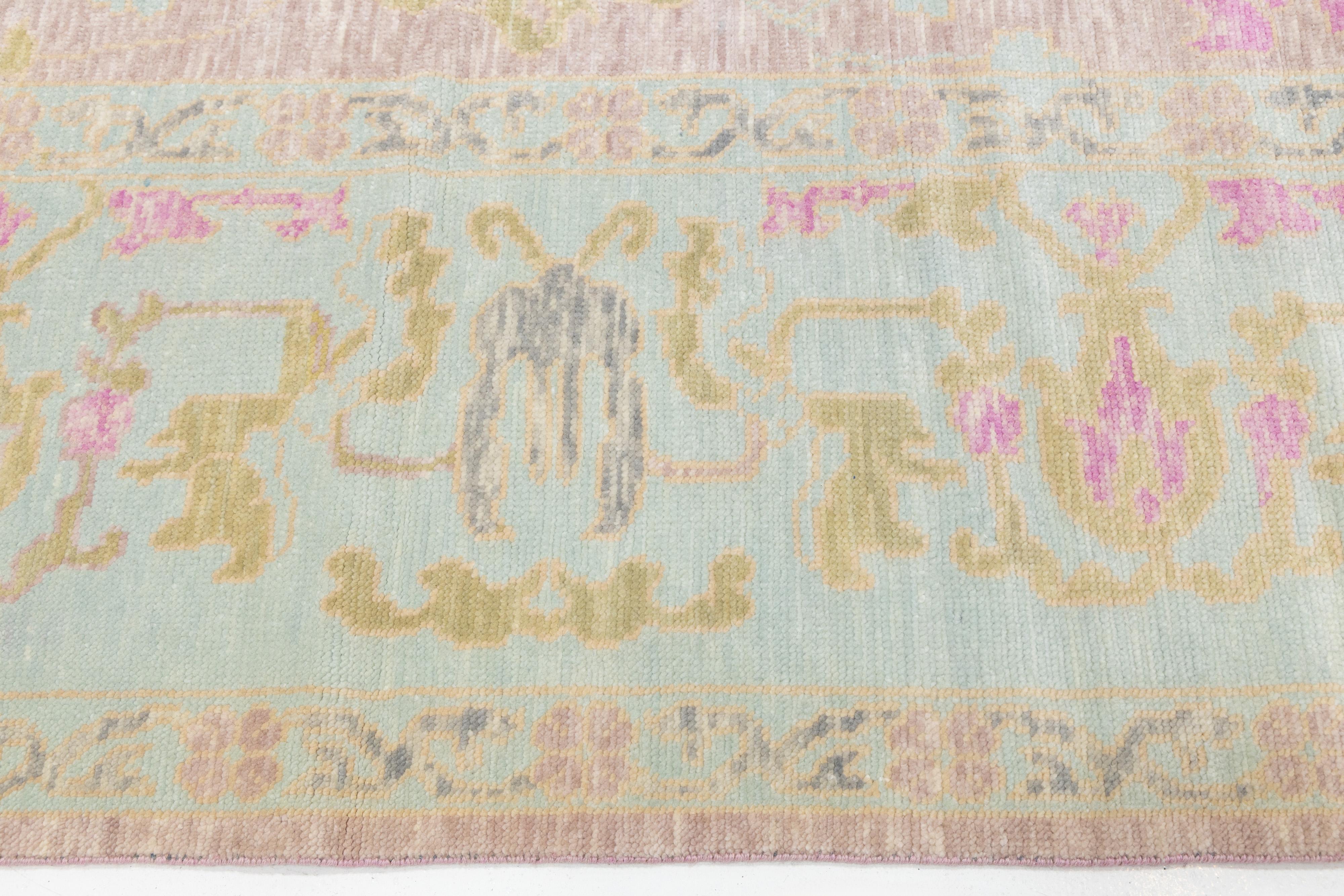 Rosa Zeitgenössischer Wollteppich im Oushak-Stil, handgefertigt mit floralem Design im Angebot 3