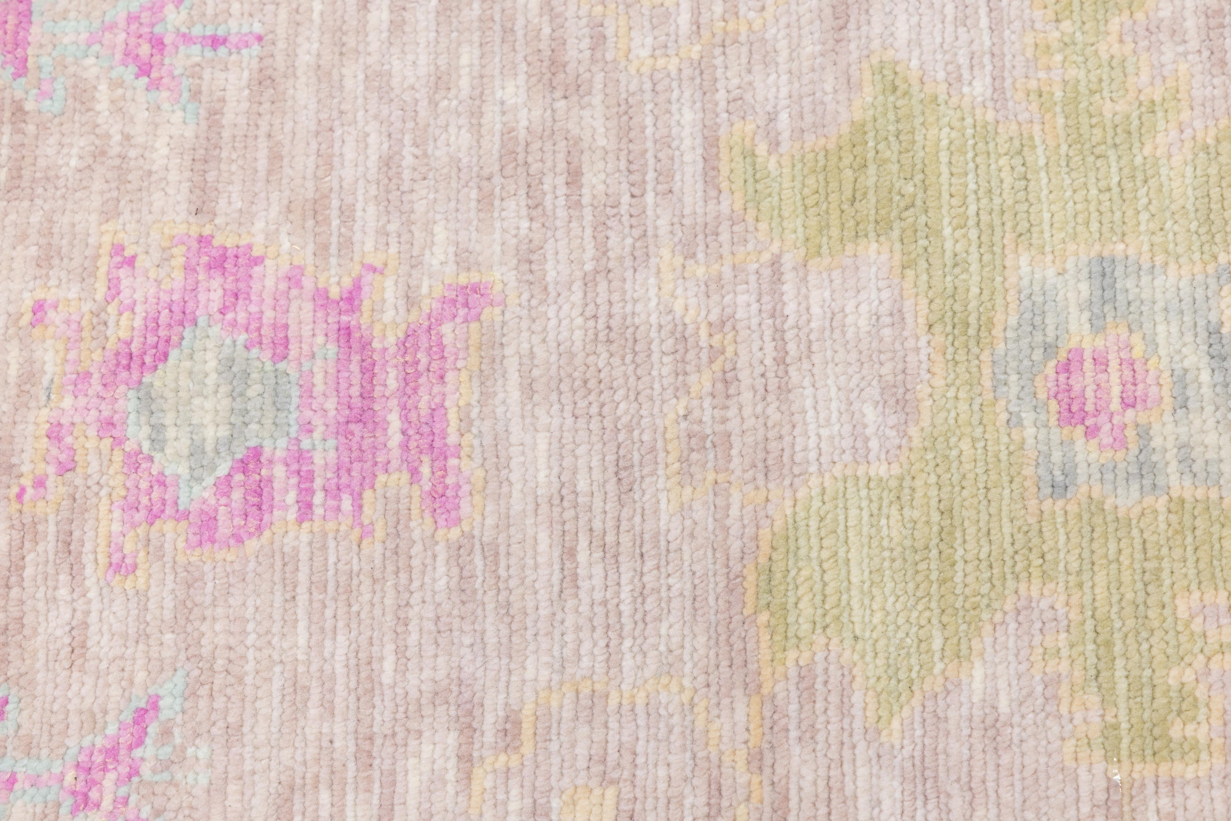 Rosa Zeitgenössischer Wollteppich im Oushak-Stil, handgefertigt mit floralem Design im Angebot 4