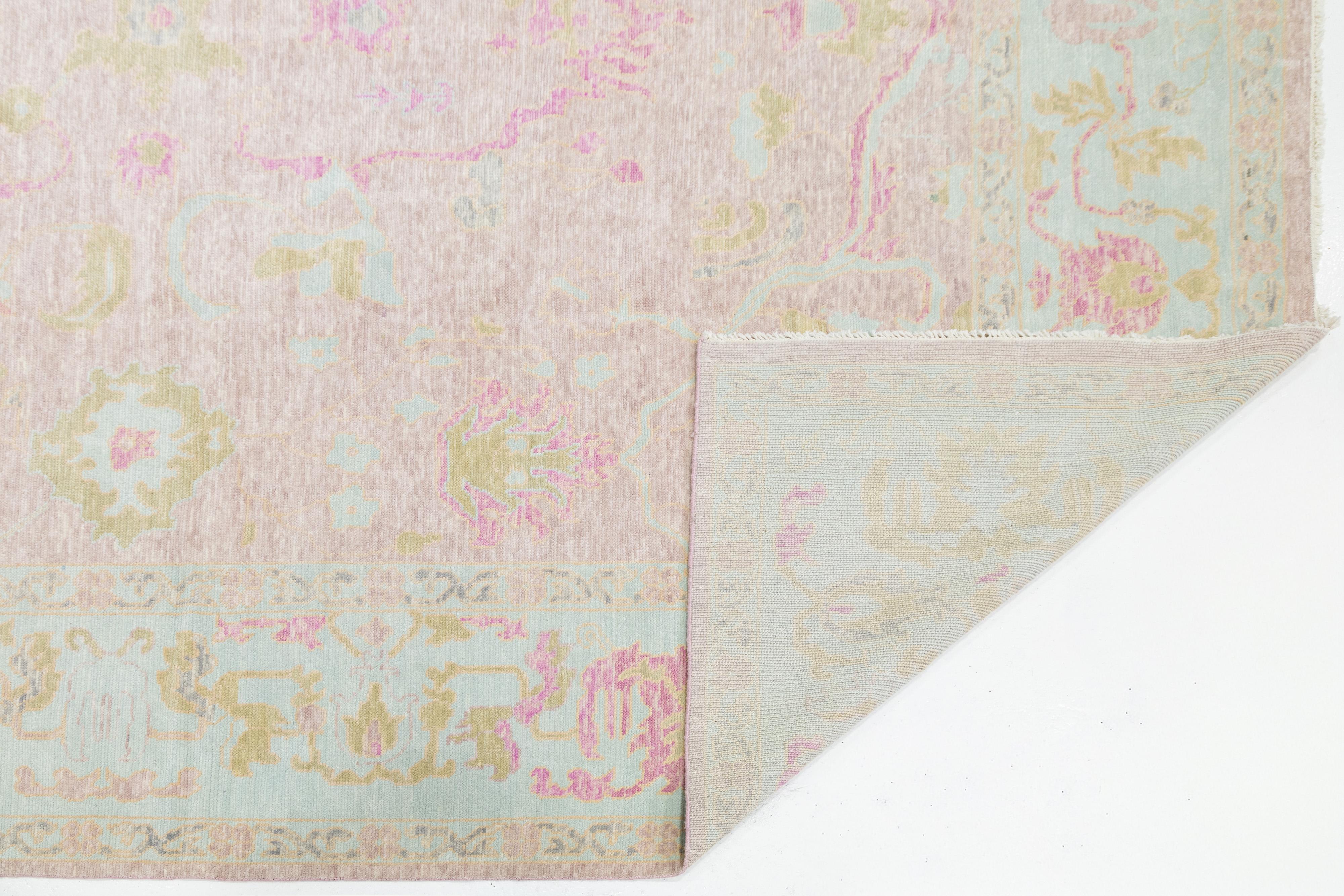 Rosa Zeitgenössischer Wollteppich im Oushak-Stil, handgefertigt mit floralem Design (Indisch) im Angebot