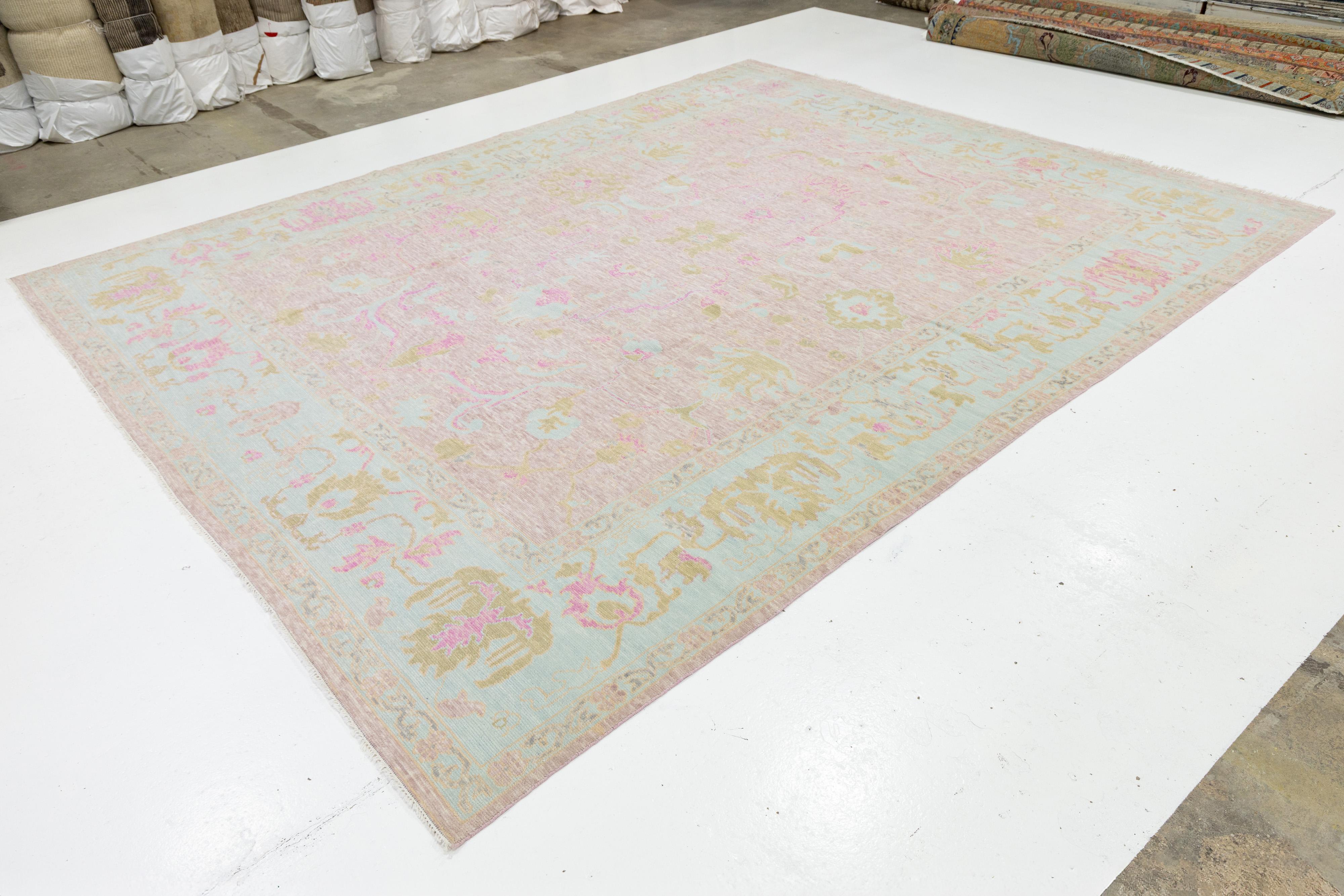 Rosa Zeitgenössischer Wollteppich im Oushak-Stil, handgefertigt mit floralem Design (Handgeknüpft) im Angebot