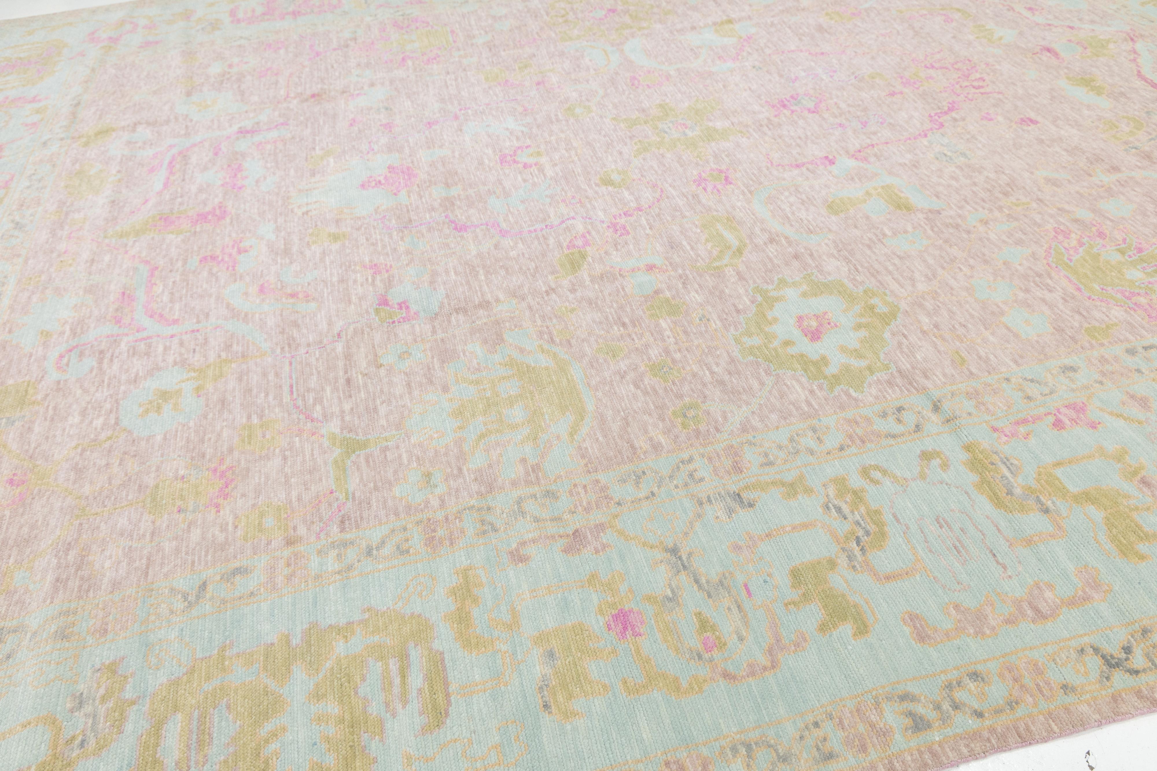 Rosa Zeitgenössischer Wollteppich im Oushak-Stil, handgefertigt mit floralem Design im Zustand „Neu“ im Angebot in Norwalk, CT