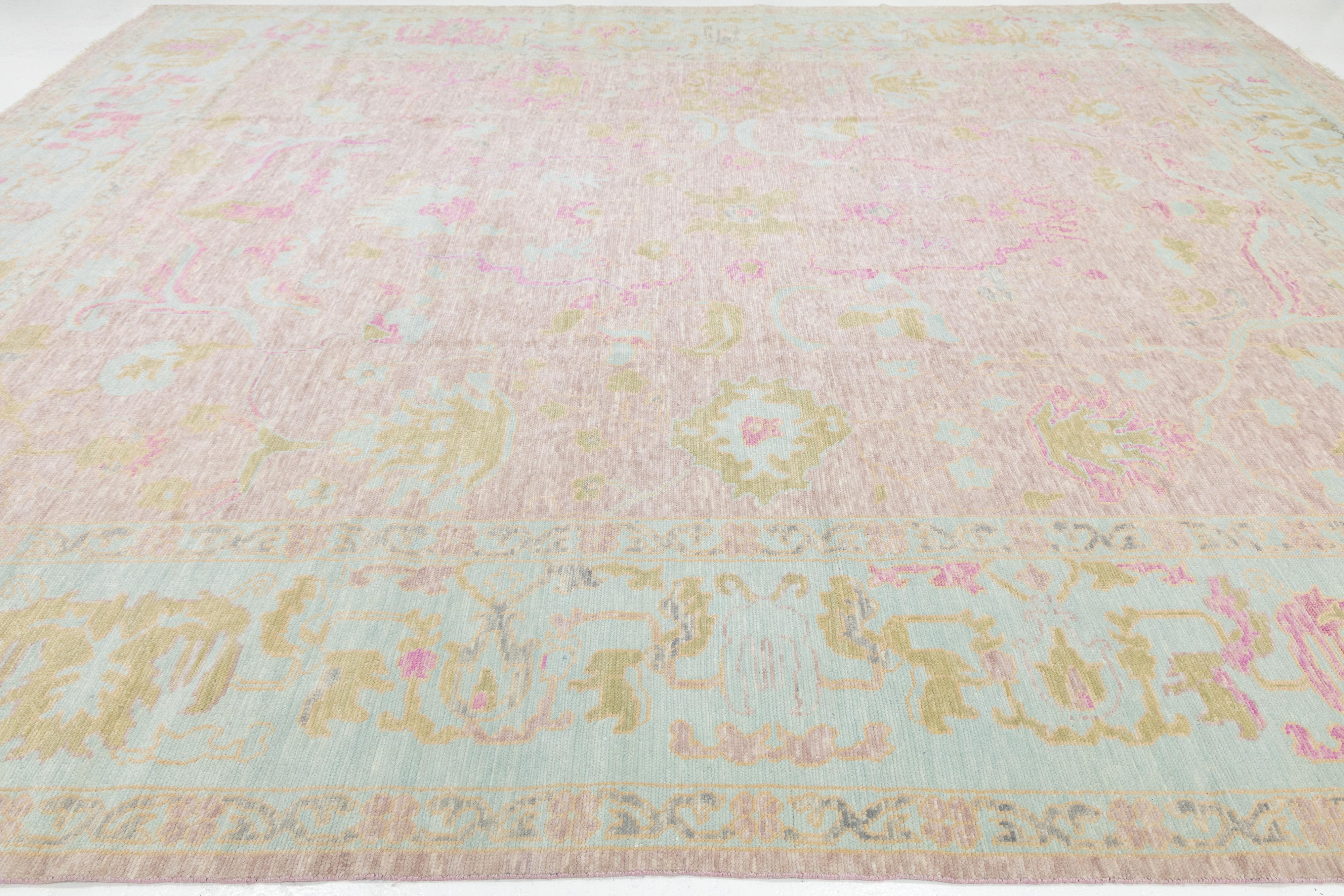 Rosa Zeitgenössischer Wollteppich im Oushak-Stil, handgefertigt mit floralem Design (21. Jahrhundert und zeitgenössisch) im Angebot