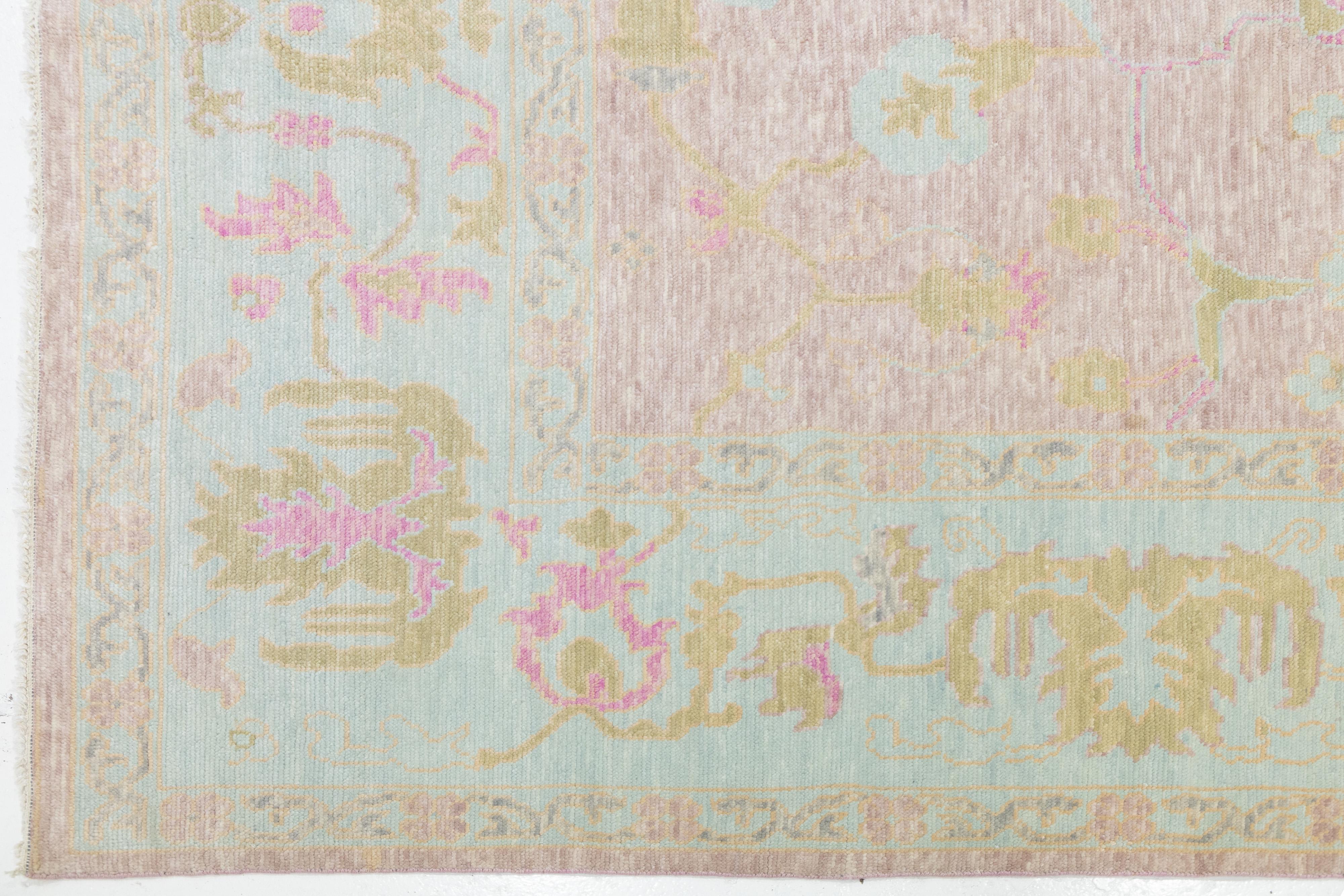 Rosa Zeitgenössischer Wollteppich im Oushak-Stil, handgefertigt mit floralem Design (Wolle) im Angebot