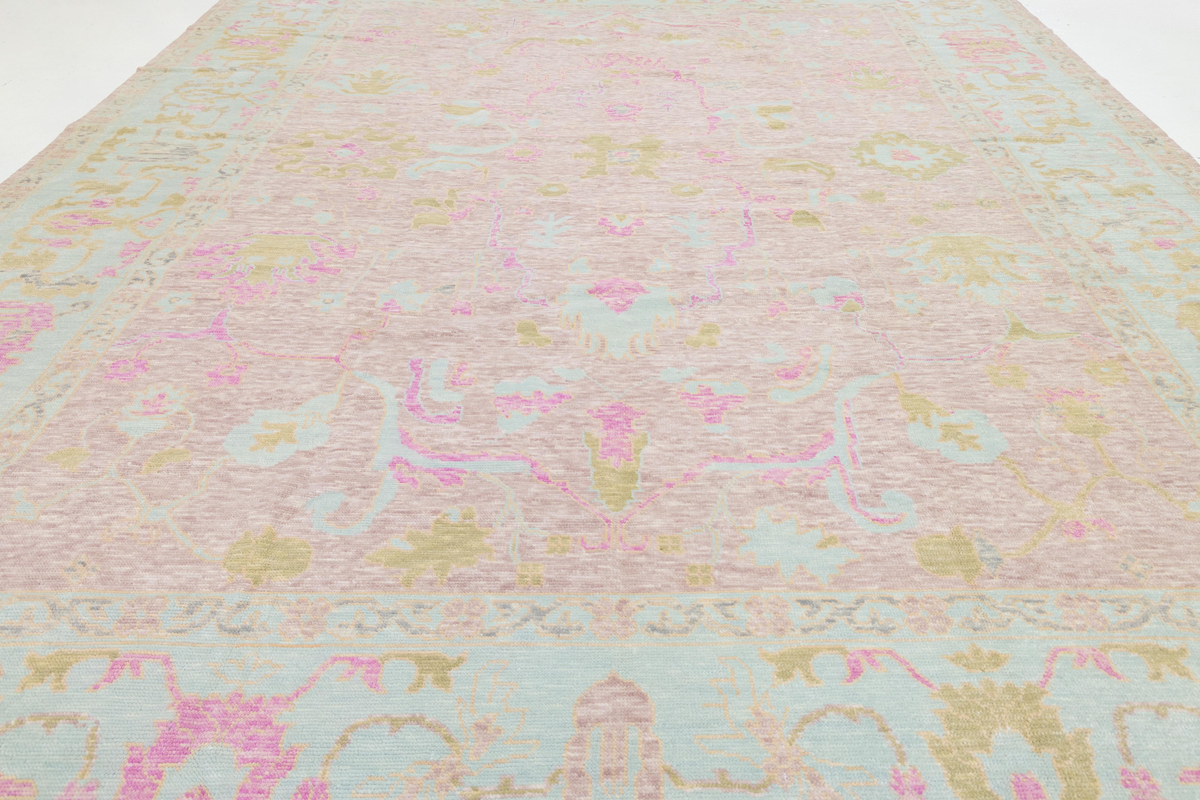 Rosa Zeitgenössischer Wollteppich im Oushak-Stil, handgefertigt mit floralem Design im Angebot 1