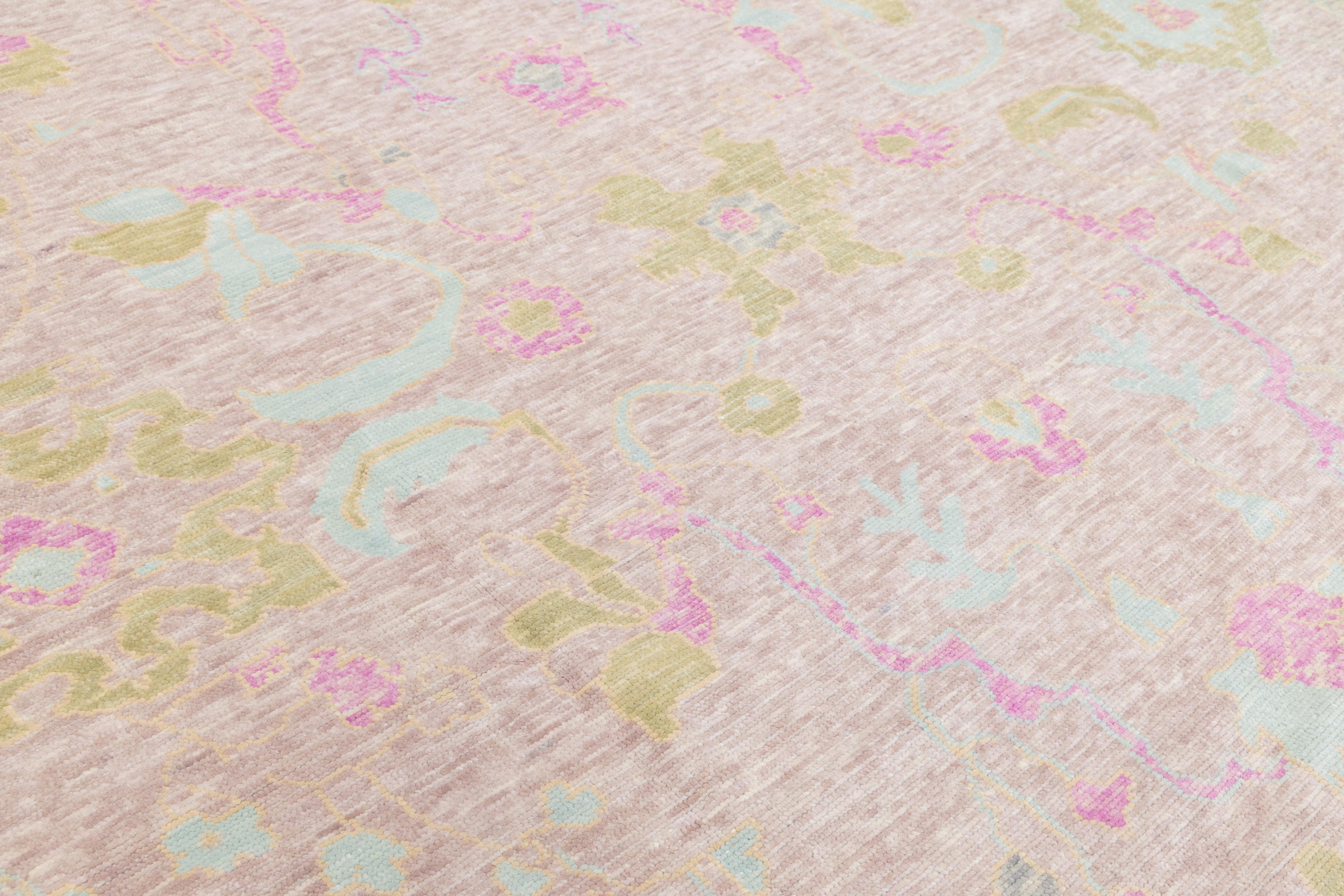 Rosa Zeitgenössischer Wollteppich im Oushak-Stil, handgefertigt mit floralem Design im Angebot 2