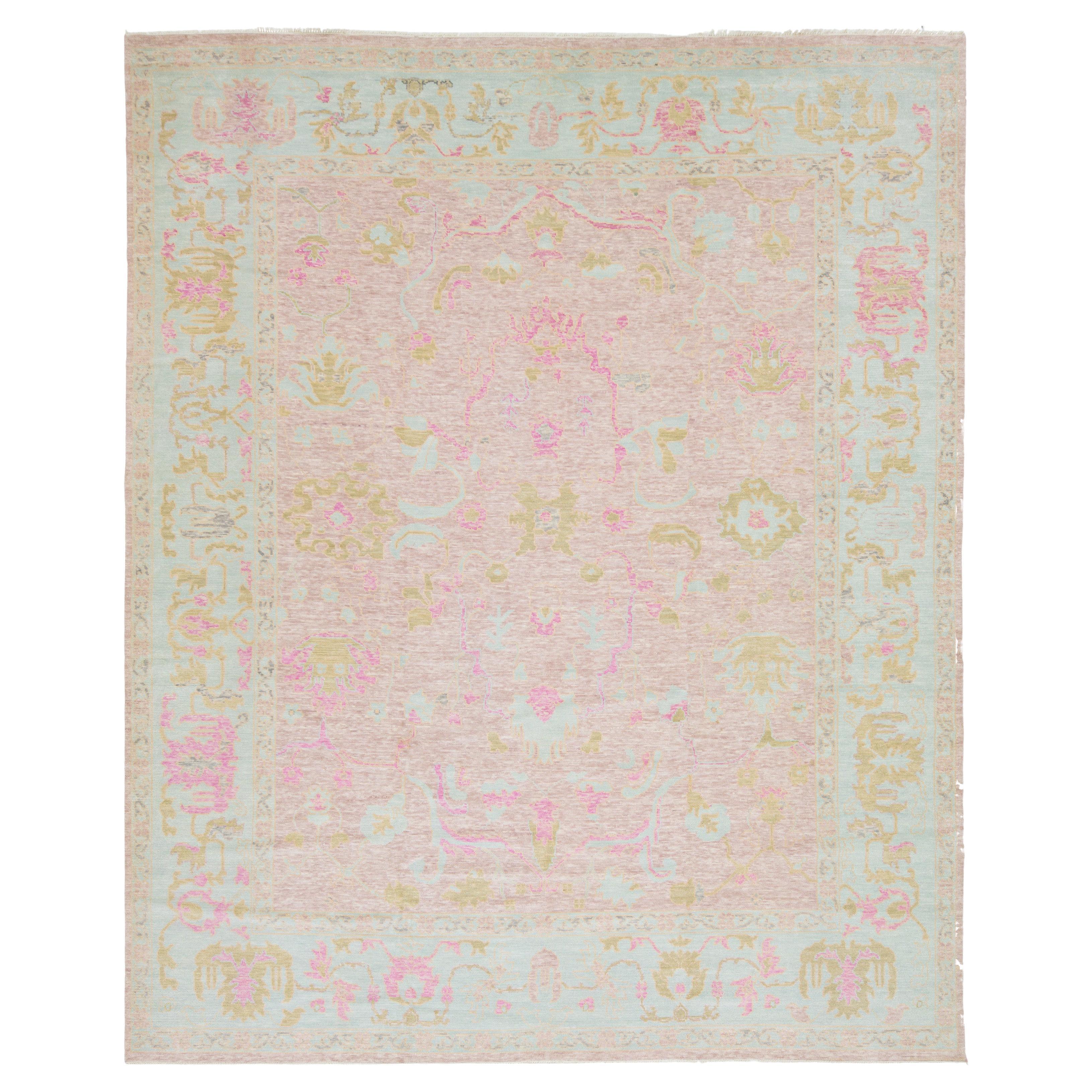 Rosa Zeitgenössischer Wollteppich im Oushak-Stil, handgefertigt mit floralem Design