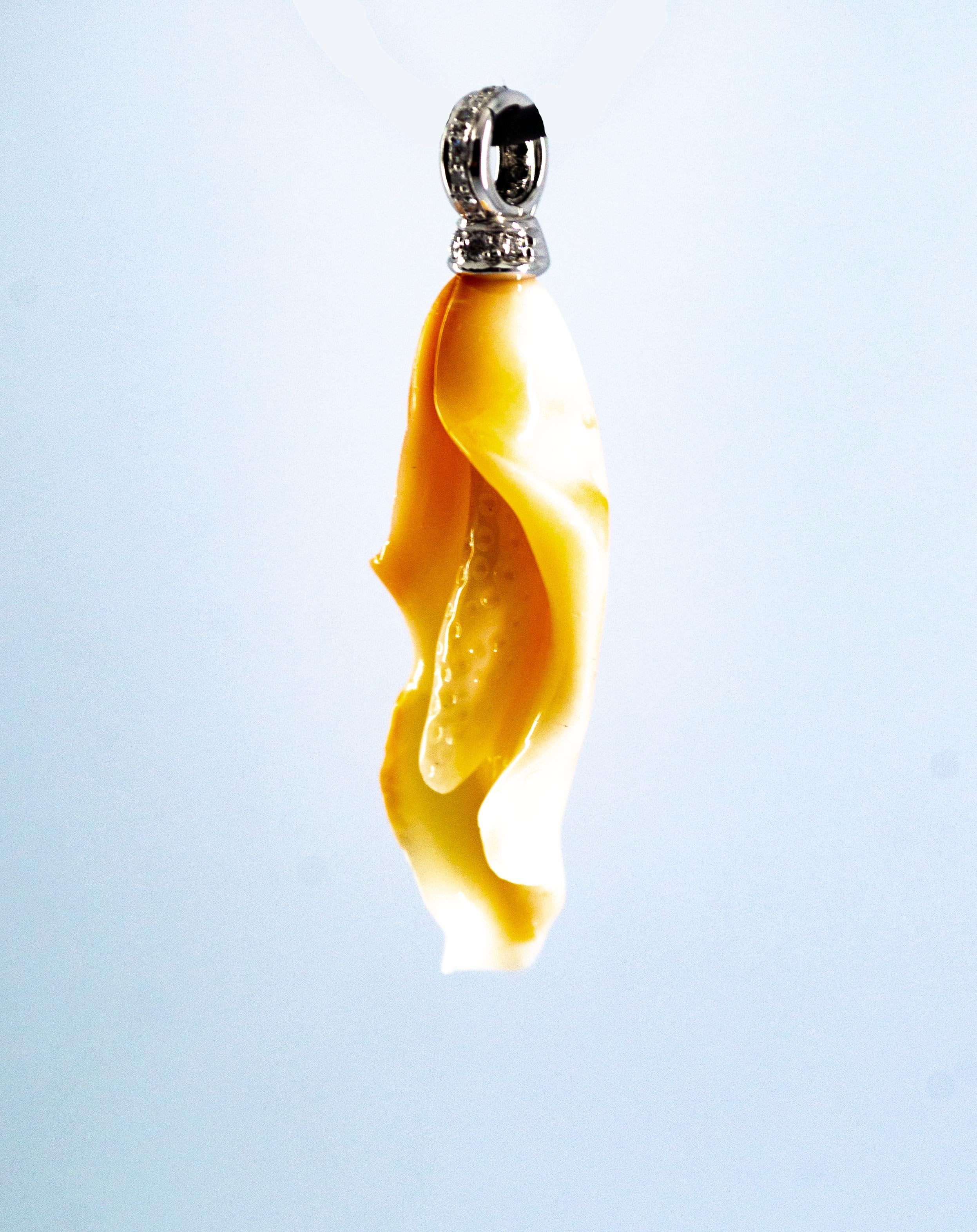 Art nouveau Pendentif fleur de calla en or blanc avec corail rose et diamants blancs de 0,10 carat en vente