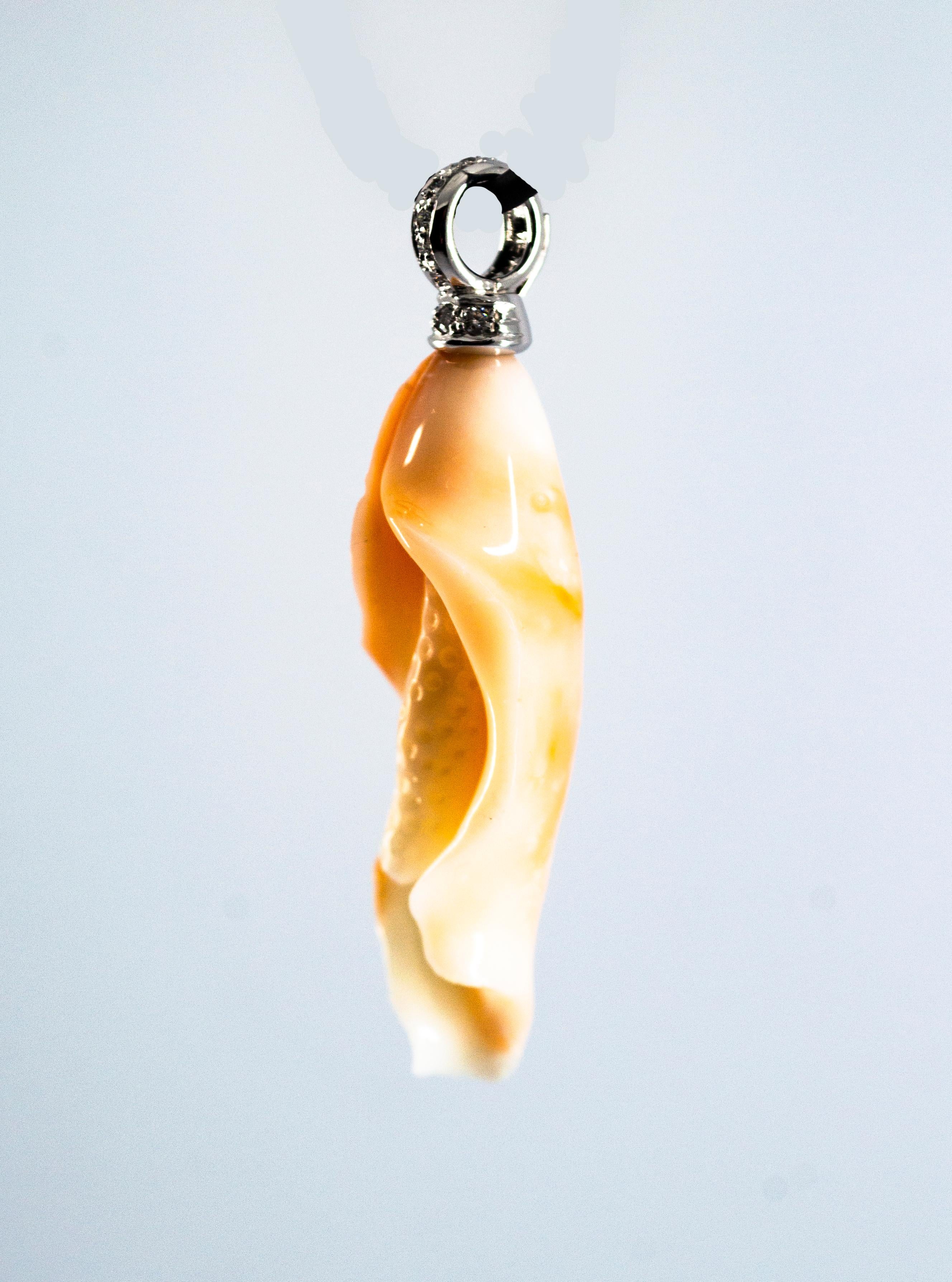 Taille brillant Pendentif fleur de calla en or blanc avec corail rose et diamants blancs de 0,10 carat en vente