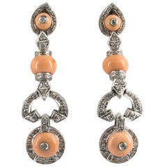 Boucles d'oreilles pendantes en or blanc avec corail rose 0,40 carat et diamant blanc