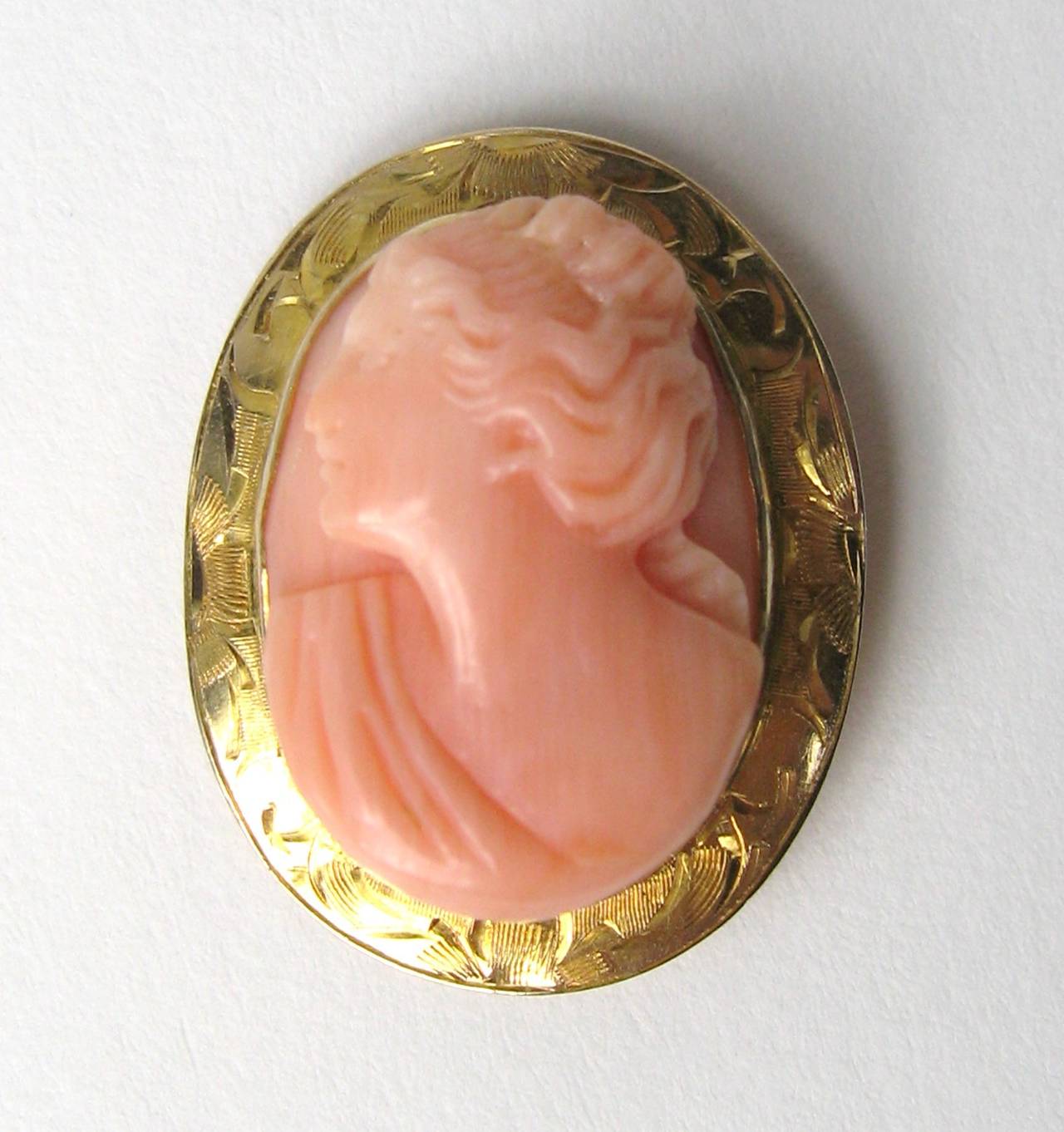 Pink Coral 10 Karat Gold Cameo Pendant Brooch, Antique In Good Condition For Sale In Wallkill, NY