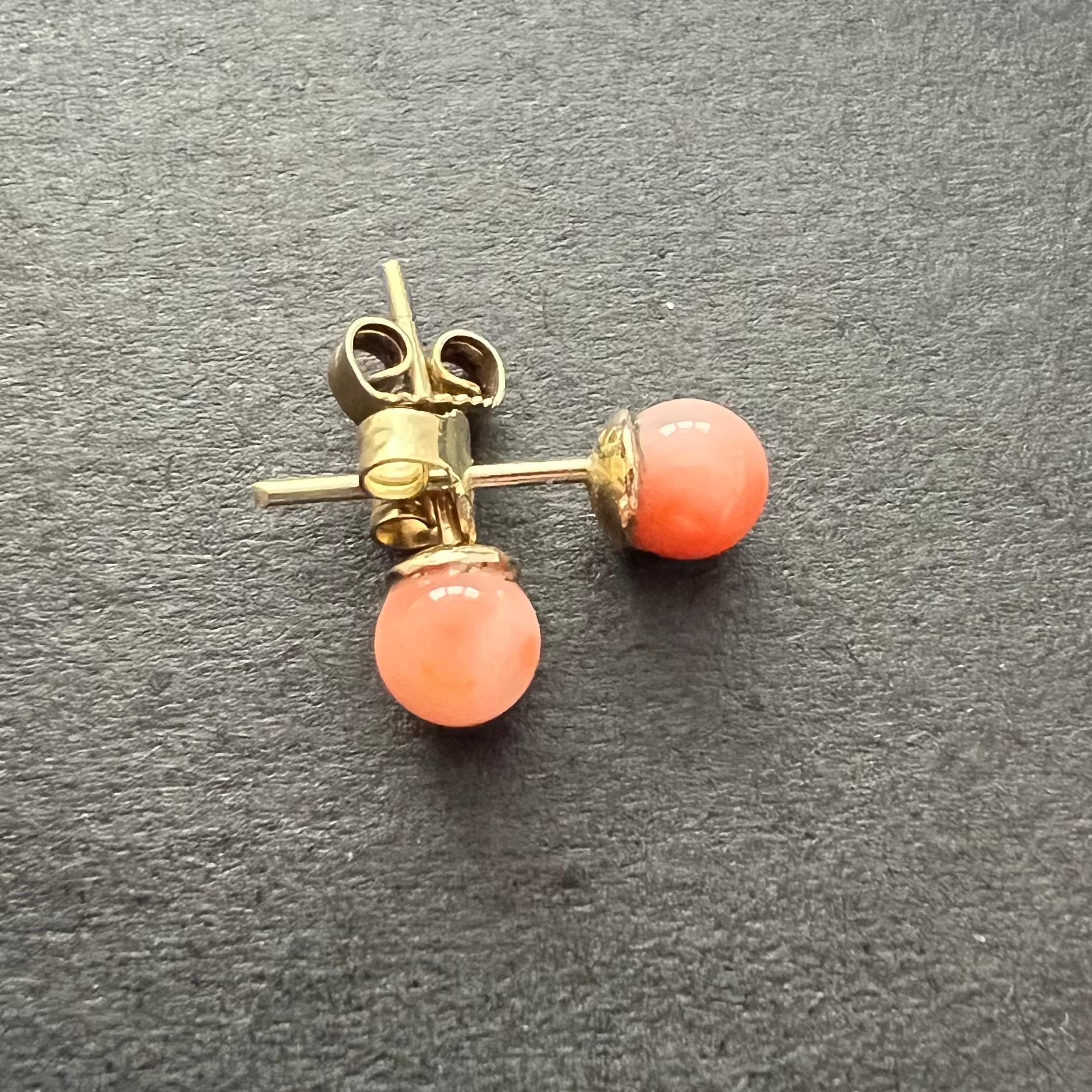 Vintage Pink Coral 14 Karat Gold Stud Earrings In Good Condition For Sale In Rotterdam, NL