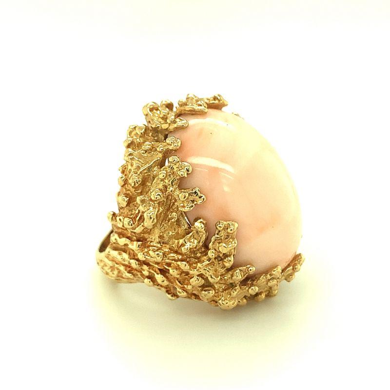 Taille ovale Bague de cocktail en or jaune 18 carats et corail rose, vers les années 1960 en vente