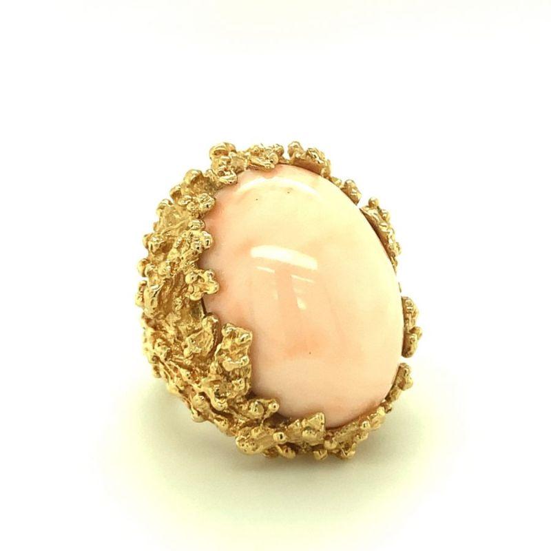 Oval Cut Pink Coral 18K Yellow Gold Cocktail Ring, circa 1960s For Sale