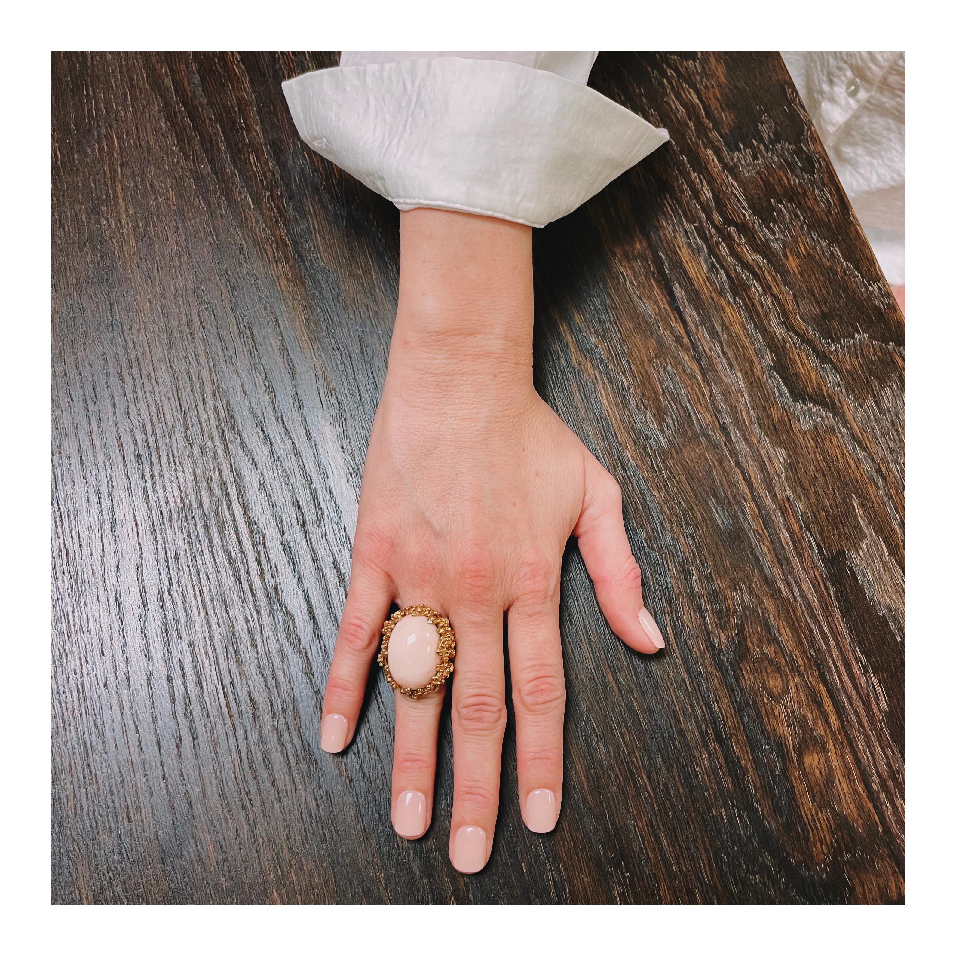 Bague de cocktail en or jaune 18 carats et corail rose, vers les années 1960 Pour femmes en vente