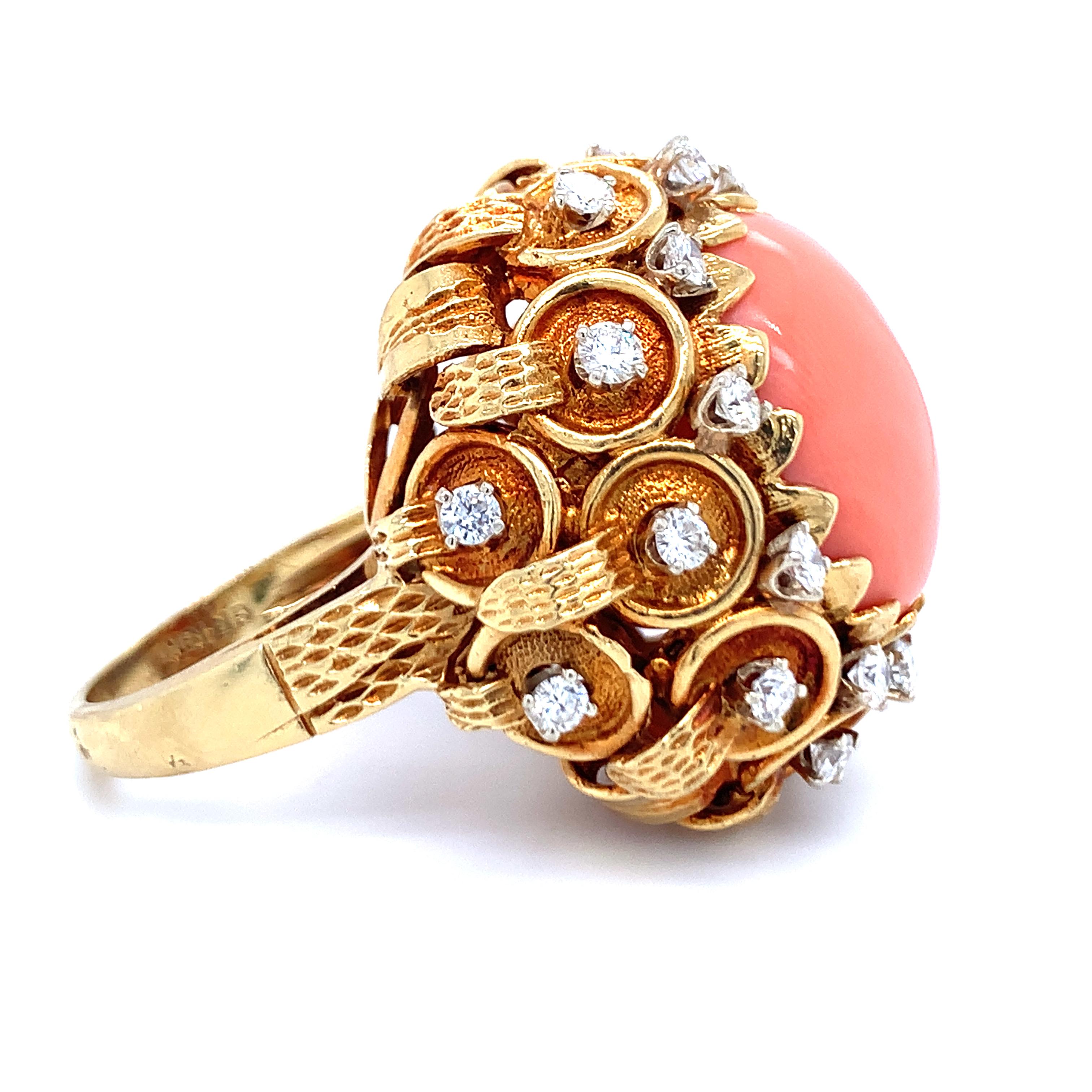Taille brillant Bague en or jaune 18 carats, corail rose et diamant en vente