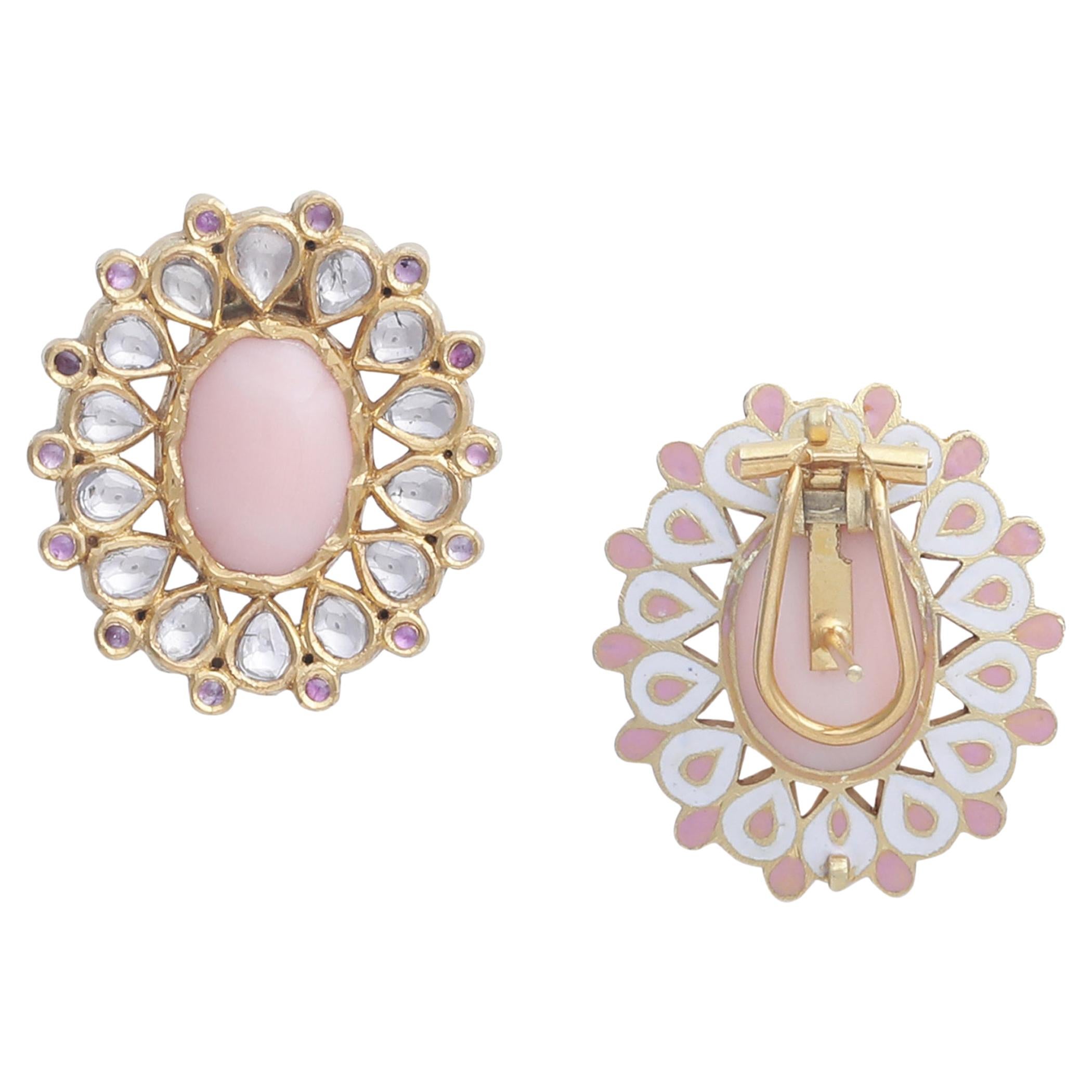 Ohrring mit rosa Koralle und ungeschliffenem Diamant, handgefertigt aus 18 Karat Gold mit Emaille