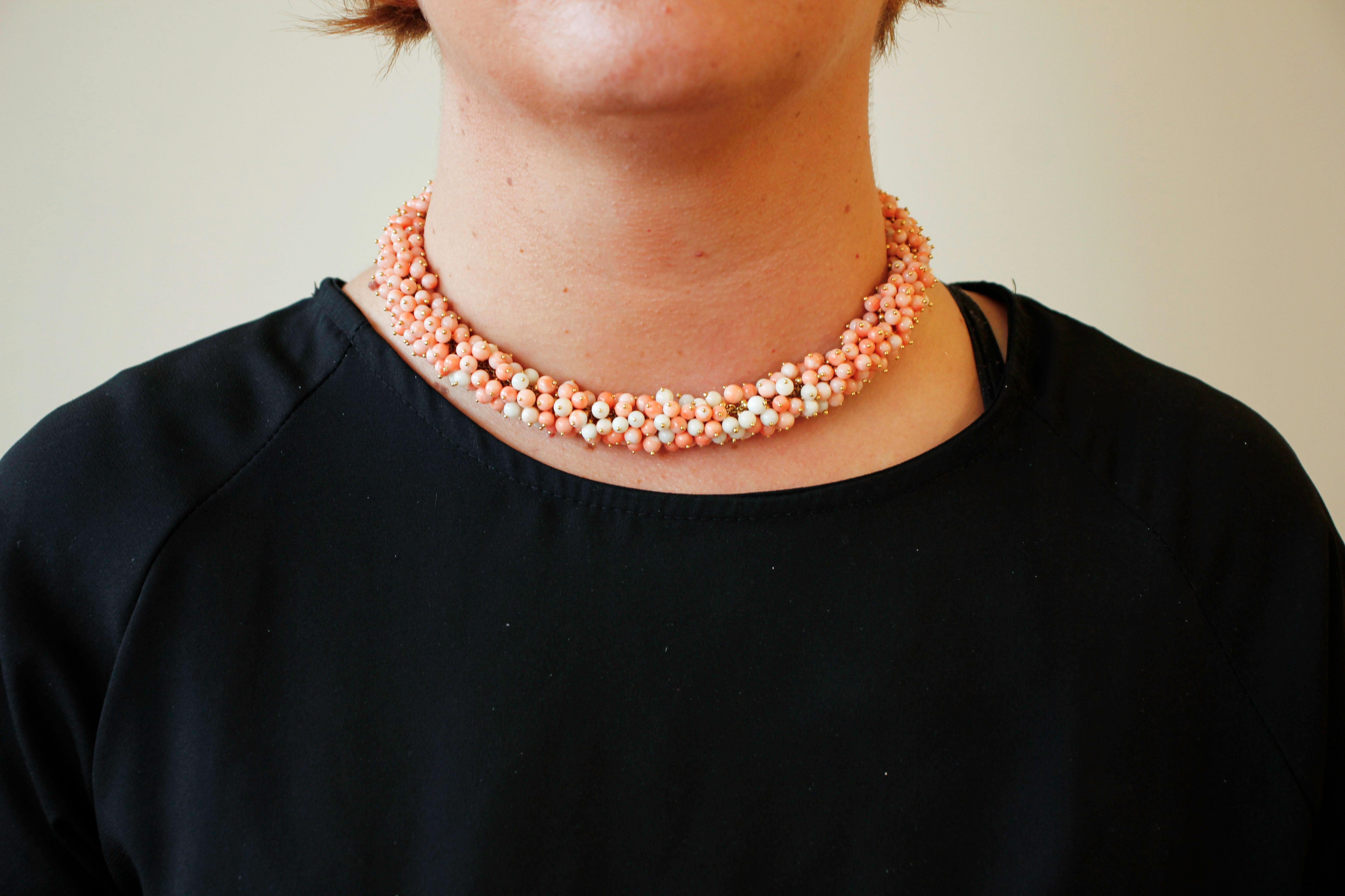 Halskette aus 18 Karat Gelbgold mit rosa Korallenperlen und Perlen (Rundschliff) im Angebot