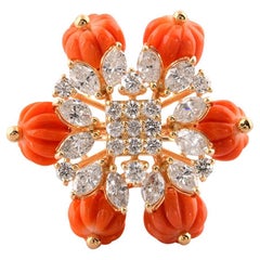 Perline di corallo rosa di colore H, purezza SI, anello con diamanti in oro giallo 18 carati