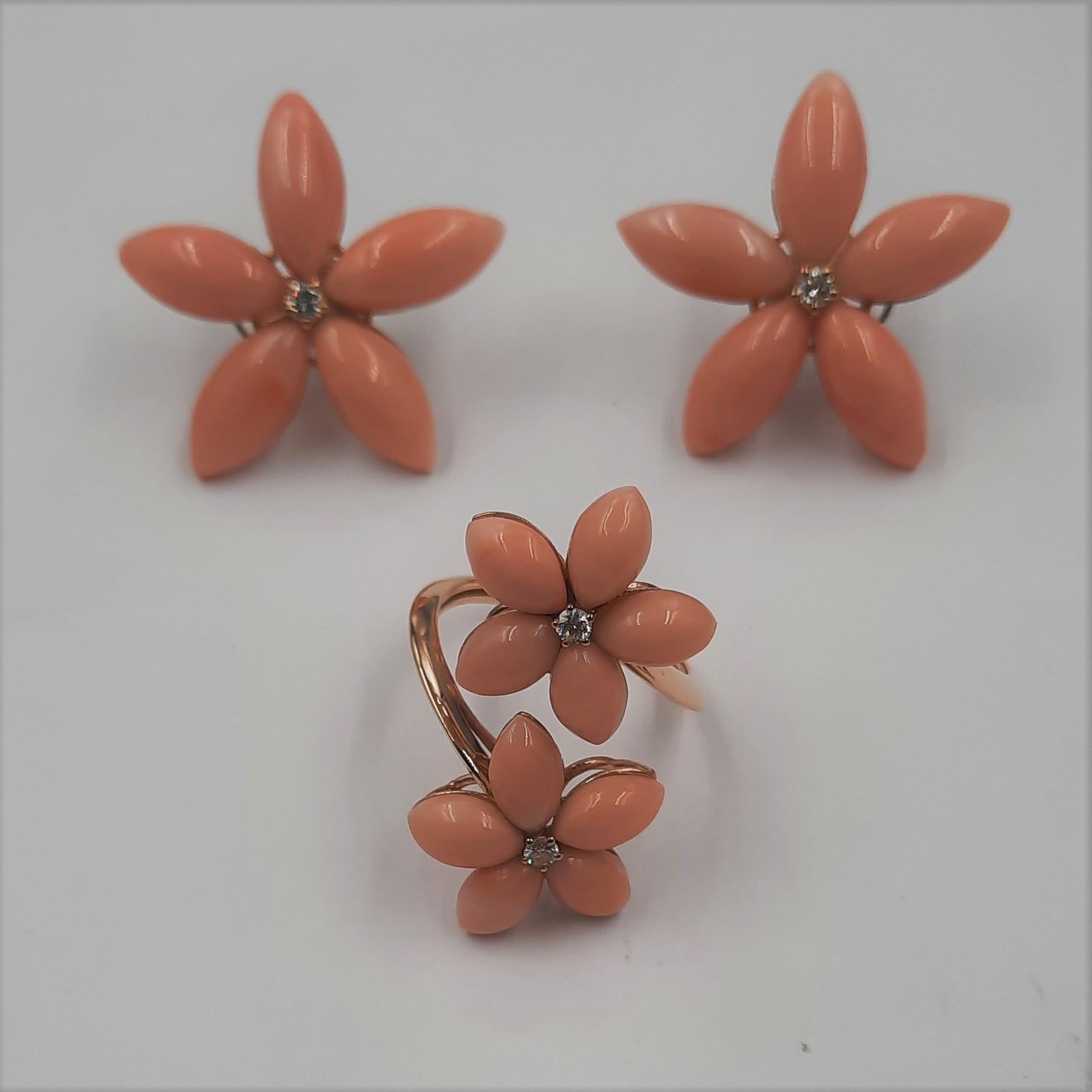 Taille brillant Boucles d'oreilles en forme de fleur en or jaune 18 carats avec corail rose et diamants taille brillant en vente