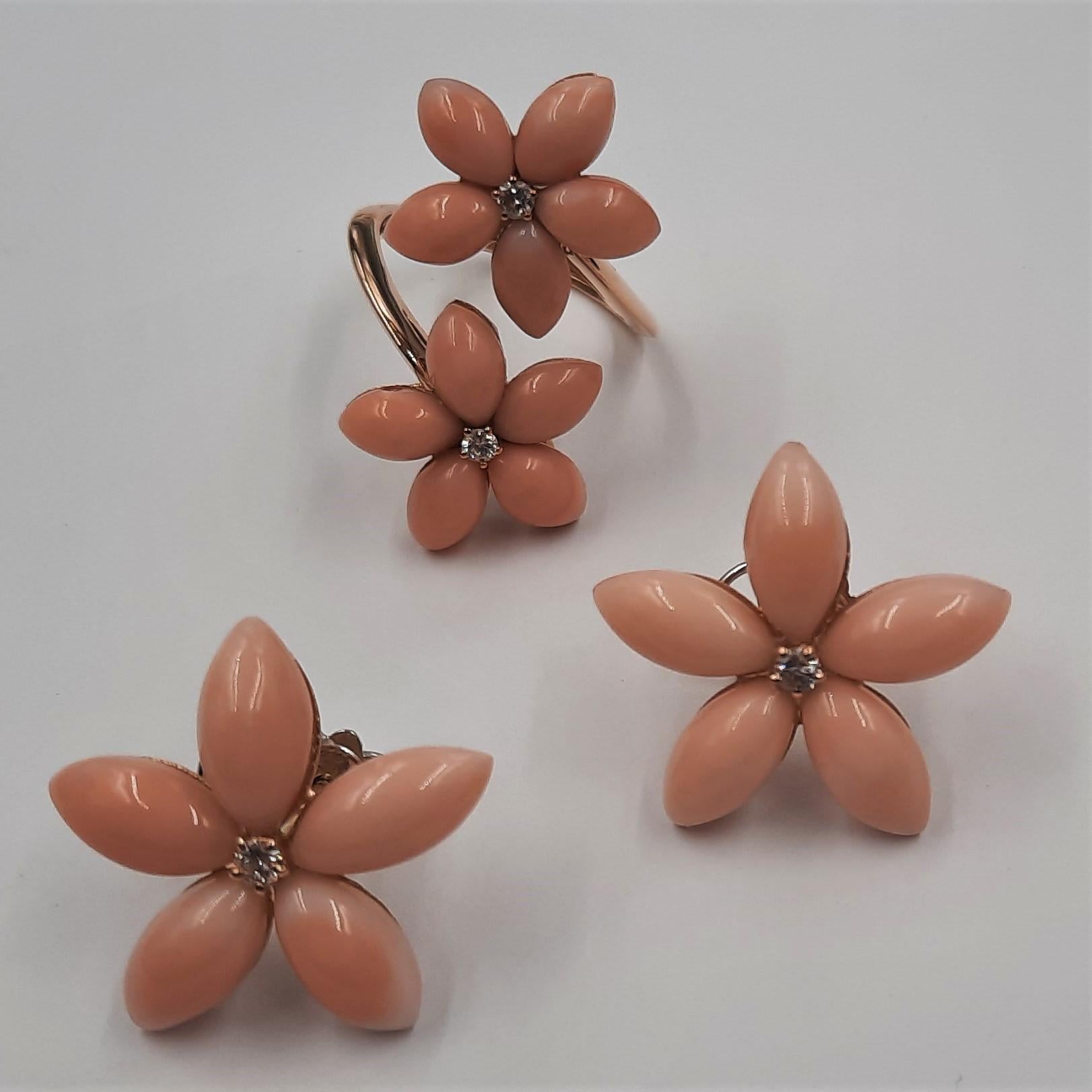 Taille brillant Boucles d'oreilles en forme de fleur en or jaune 18 carats avec corail rose et diamants taille brillant en vente