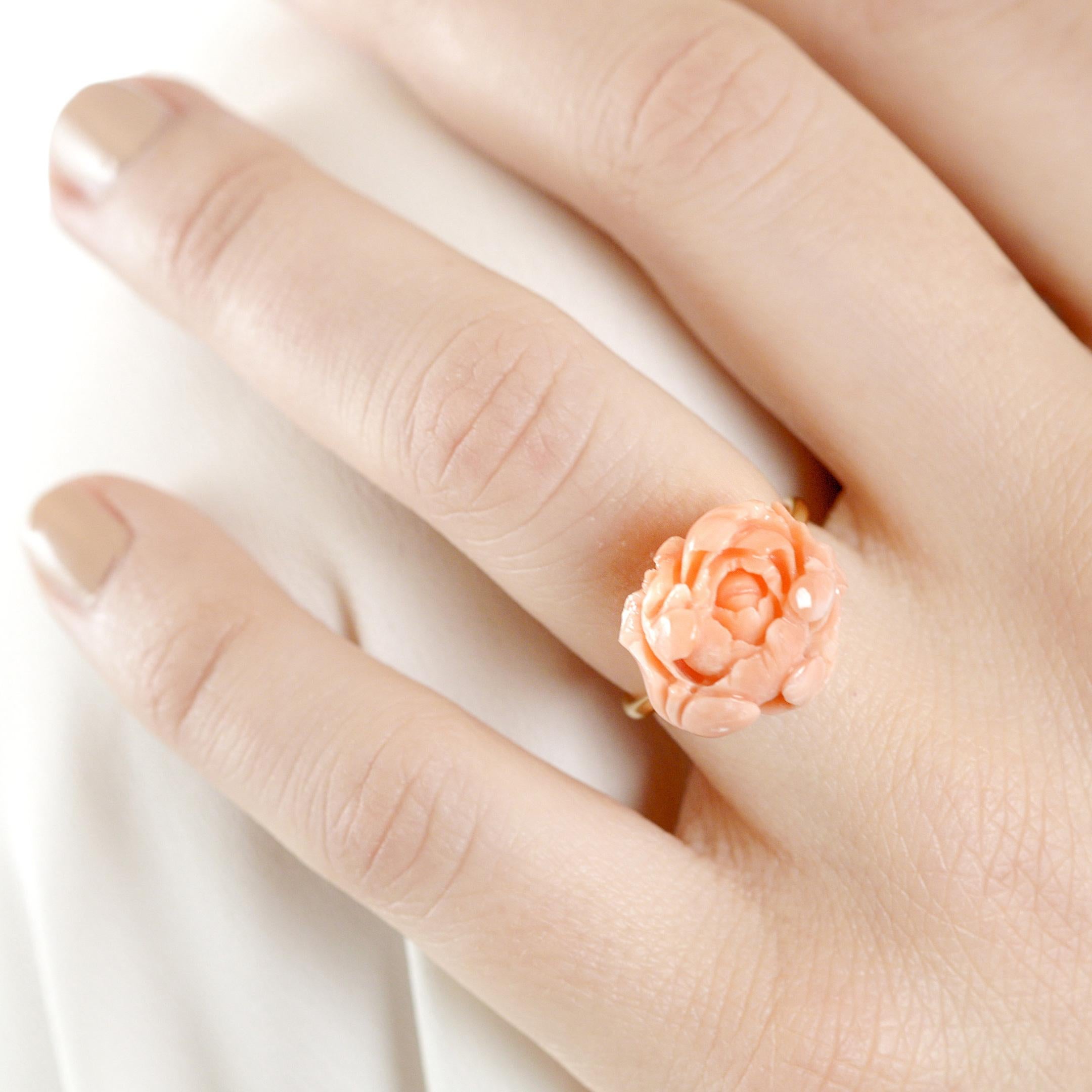 Art nouveau Bague cocktail déco en or jaune 18 carats avec fleur sculptée en corail rose Intini Jewels en vente