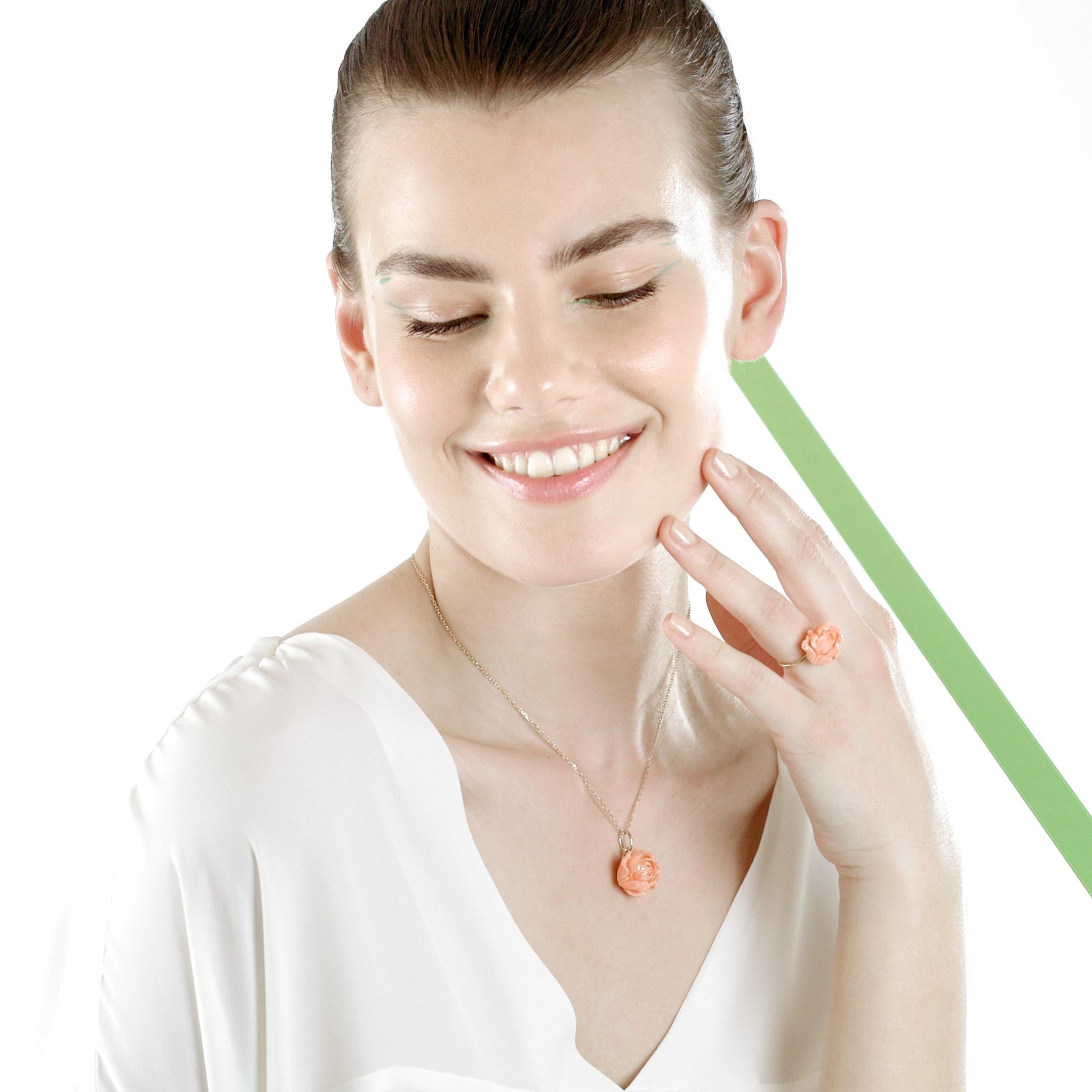 Bague cocktail déco en or jaune 18 carats avec fleur sculptée en corail rose Intini Jewels en vente 8