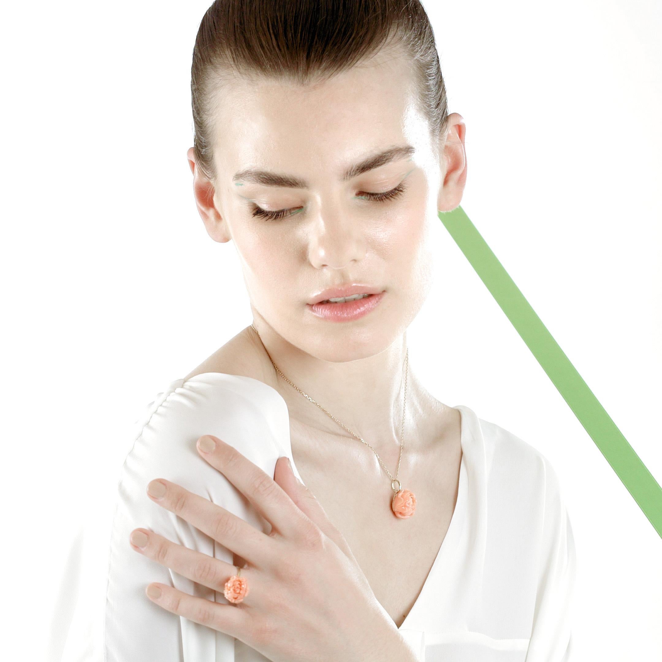 Taille mixte Bague cocktail déco en or jaune 18 carats avec fleur sculptée en corail rose Intini Jewels en vente