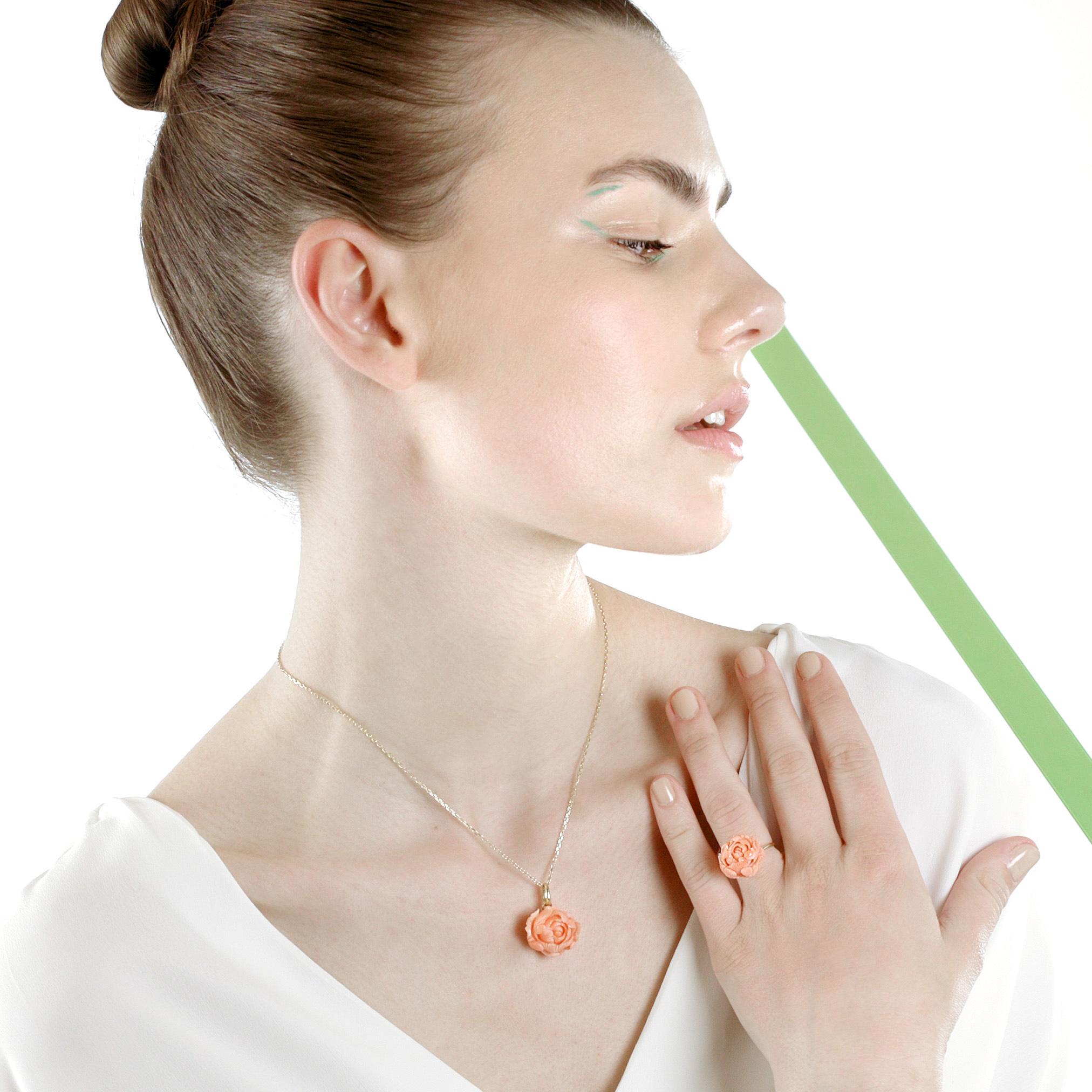 Bague cocktail déco en or jaune 18 carats avec fleur sculptée en corail rose Intini Jewels en vente 13