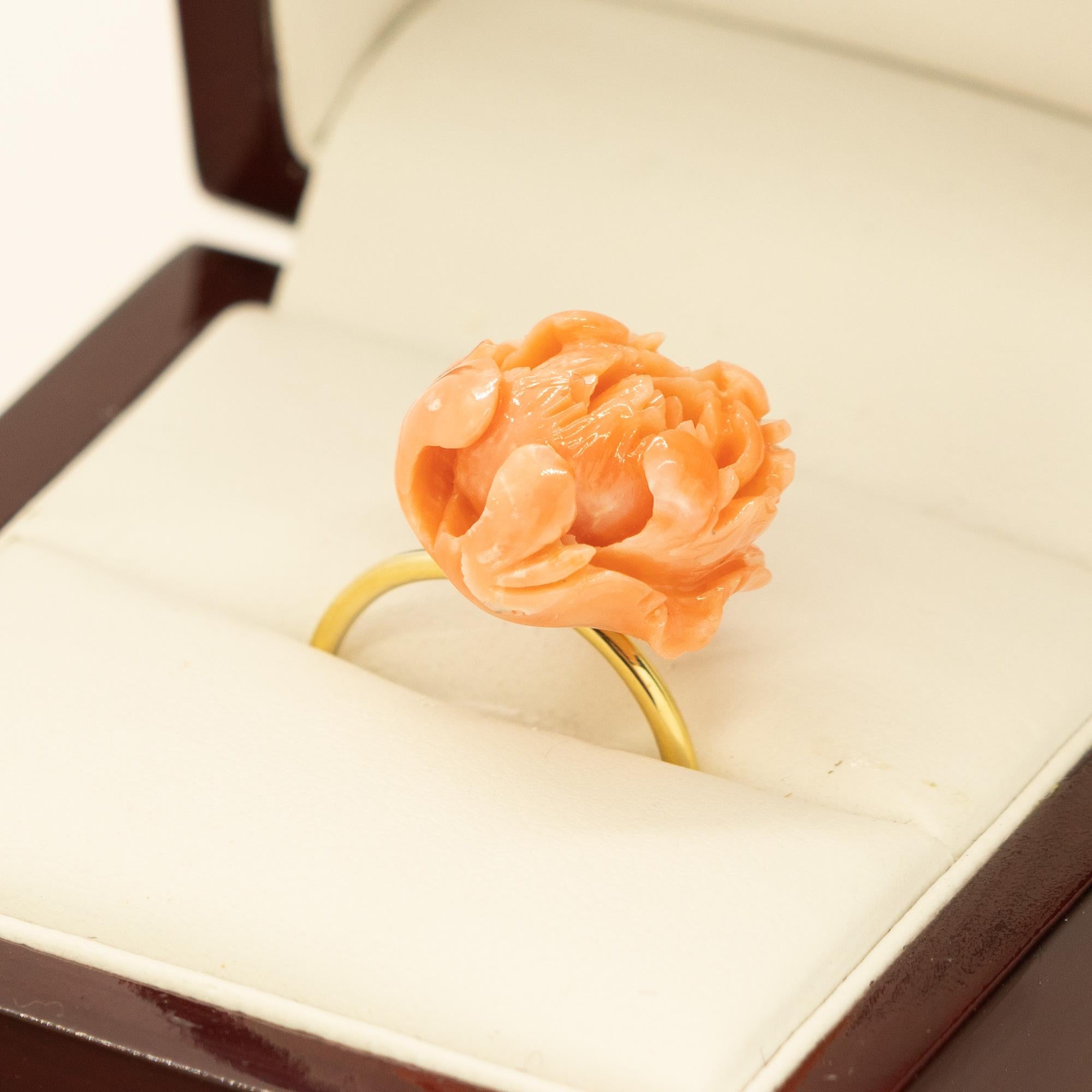 Bague cocktail déco en or jaune 18 carats avec fleur sculptée en corail rose Intini Jewels Pour femmes en vente