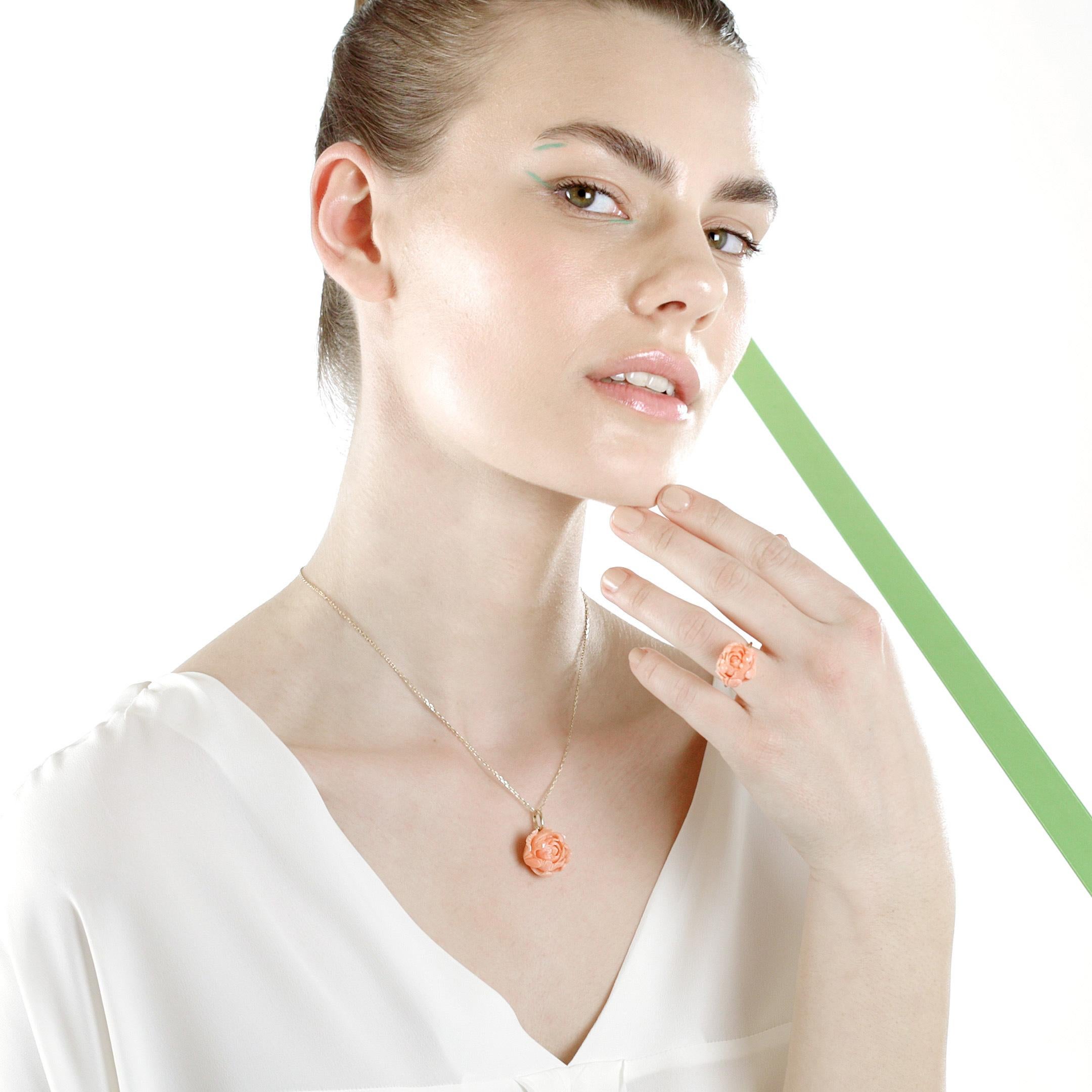 Des pétales sculptés qui évoquent le travail artisanal des bijoux traditionnels italiens, s'enroulent dans un look doux enrichi d'or jaune 18 carats manifestant le glamour et le goût exquis. 

Une sculpture unique mélangée à une monture en or jaune