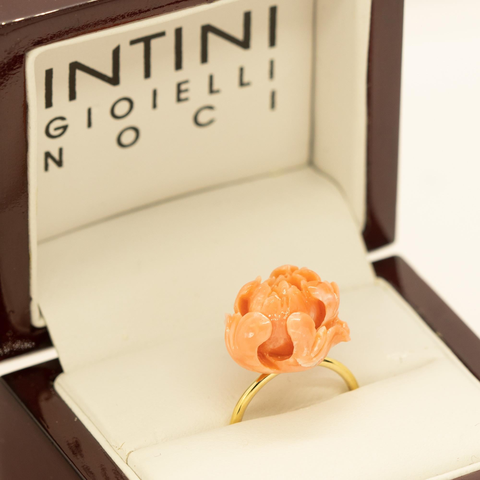 Bague cocktail déco en or jaune 18 carats avec fleur sculptée en corail rose Intini Jewels en vente 1