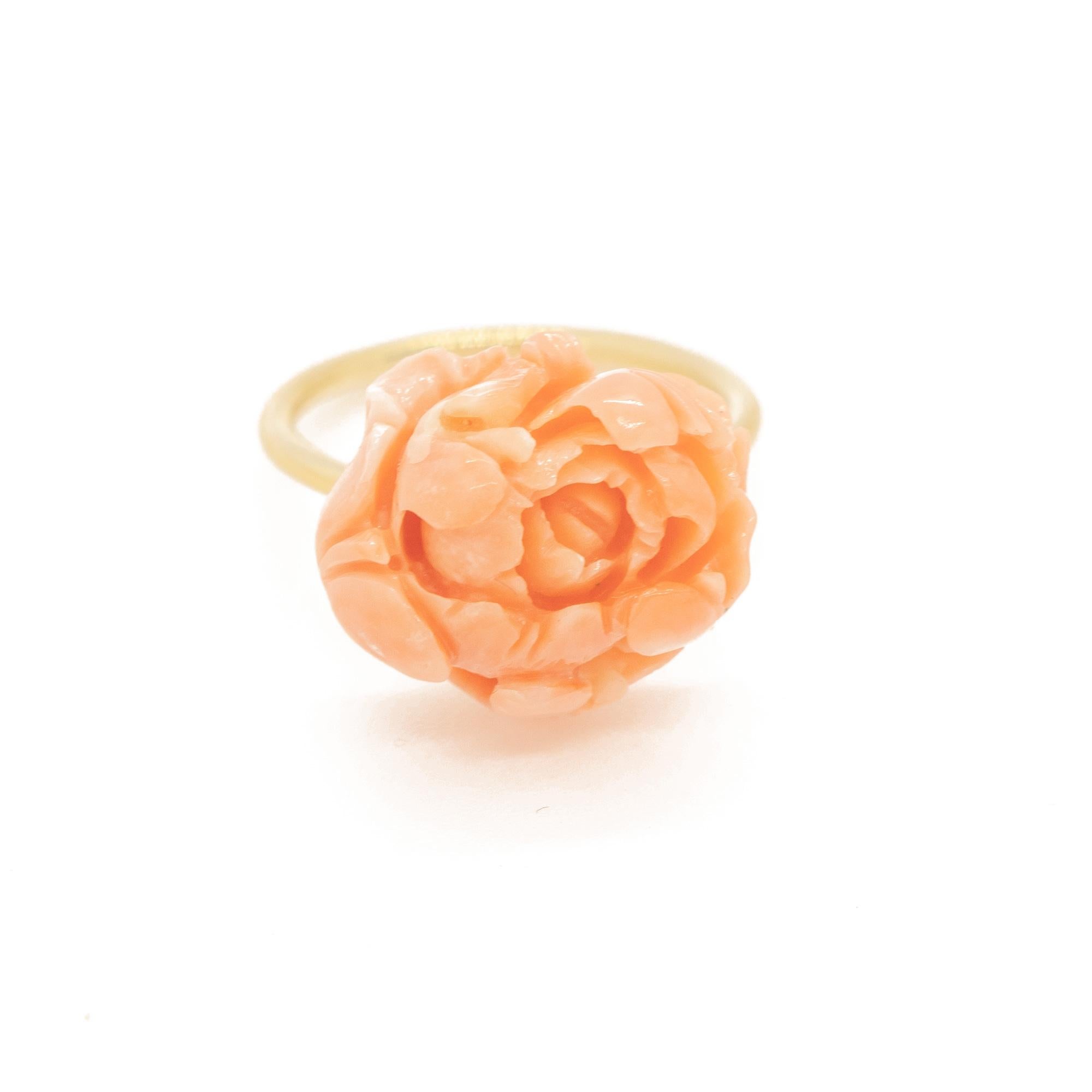 Bague cocktail déco en or jaune 18 carats avec fleur sculptée en corail rose Intini Jewels en vente 2